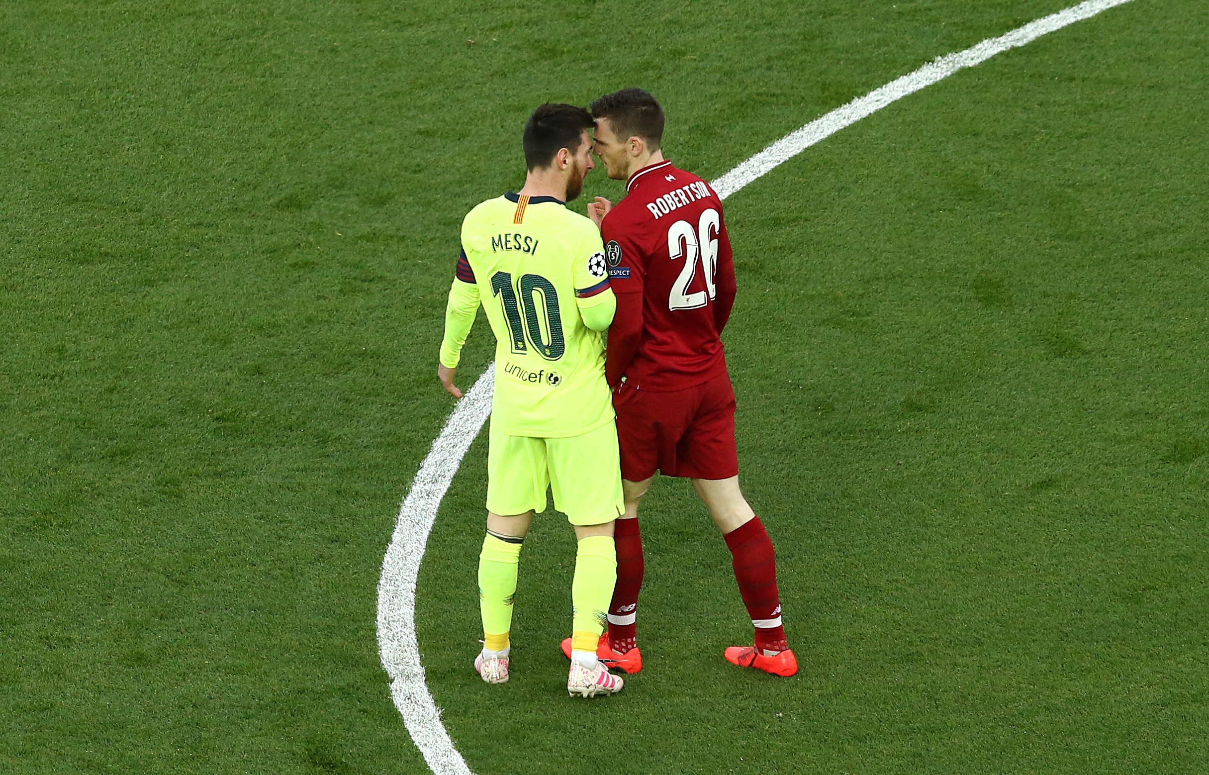 HETT: Det var hett mellom Lionel Messi og Andy Robertson på Anfield i 2019.