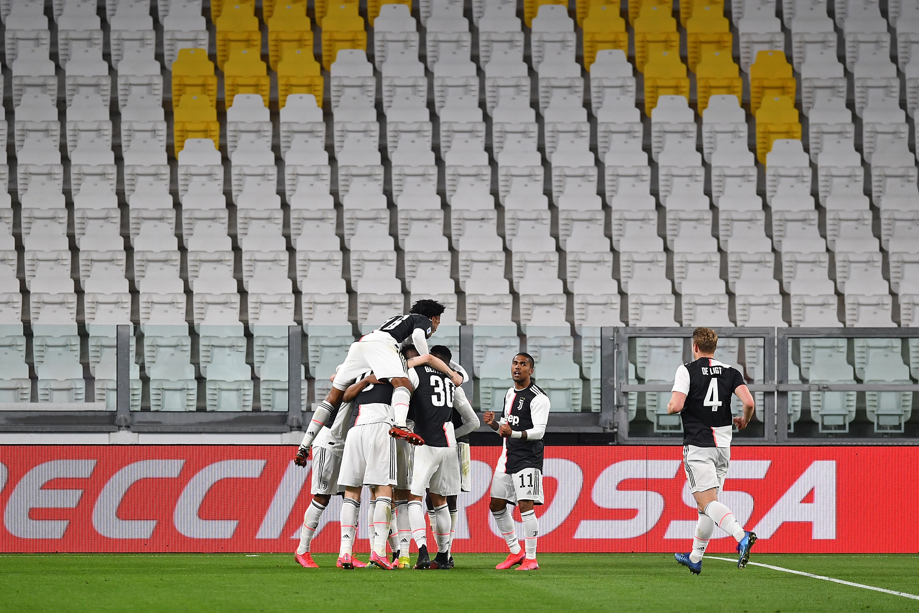 KORONA-TILTAK: I Serie A spilte man for tomme tribuner før sesongen ble stoppet. Her har Juventus scoret mot Inter.