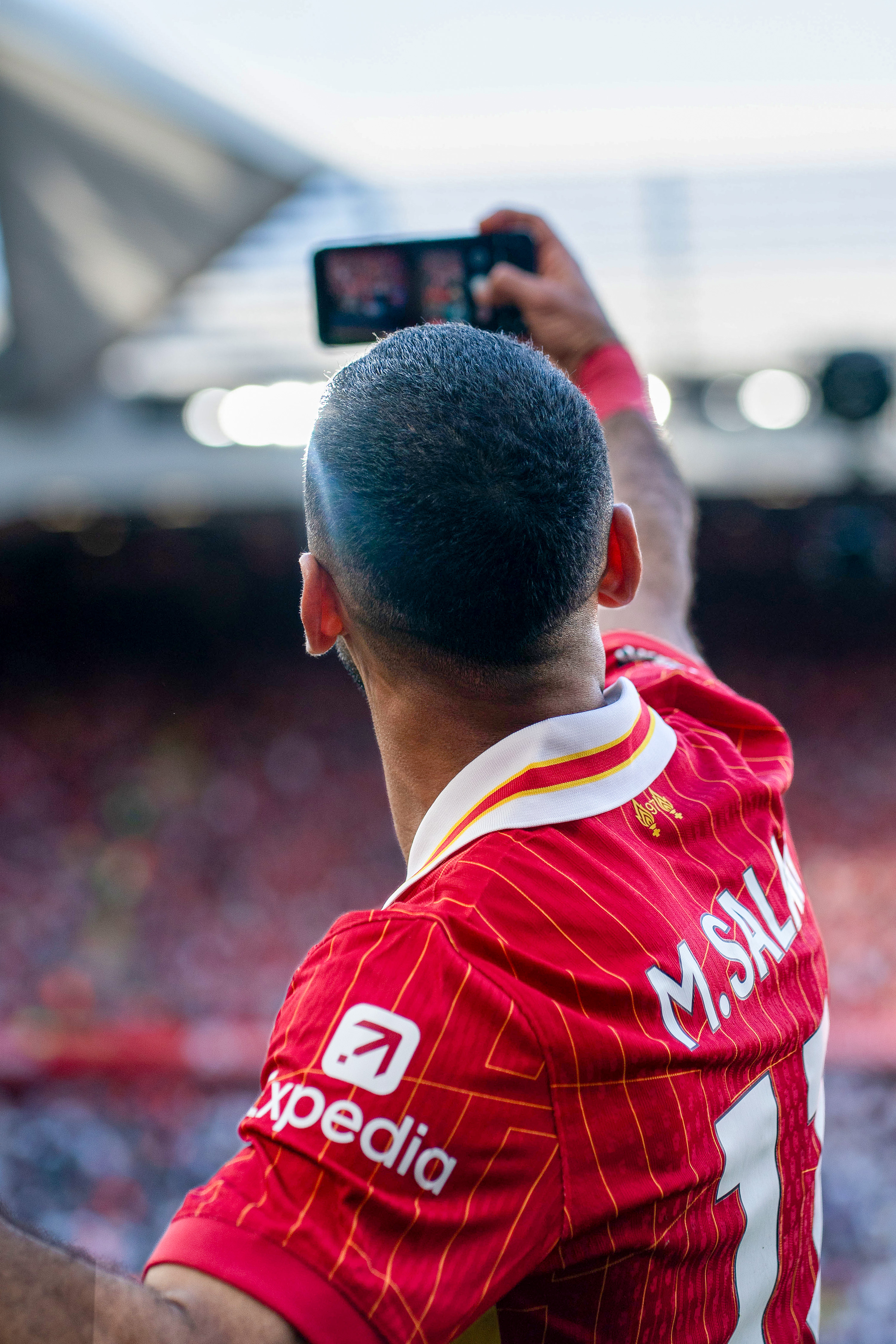 LYKKE: Mohamed Salah feirer på selfie-vis foran det røde folkehavet på Anfield.