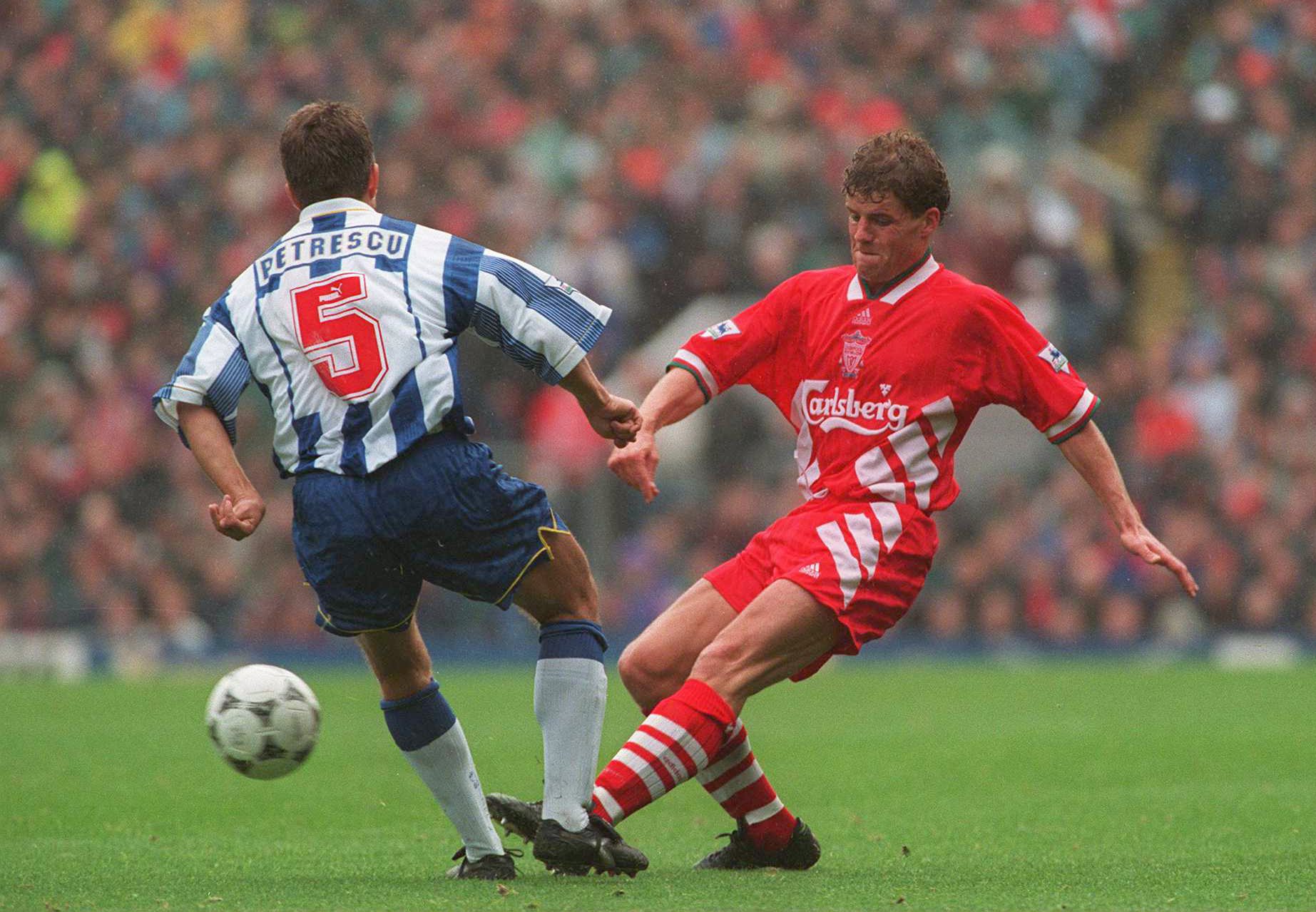I GLANSDAGENE: Stig Inge Bjørnebye utfordrer Sheffield Wednesdays Dan Petrescu i en kamp på Anfield i oktober 1994.