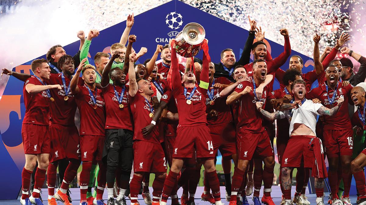 CHAMPIONS LEAGUE: Jordan Henderson fikk æren av å løfte sitt første store trofé som Liverpool-spiller i Madrid 1. juni 2019.