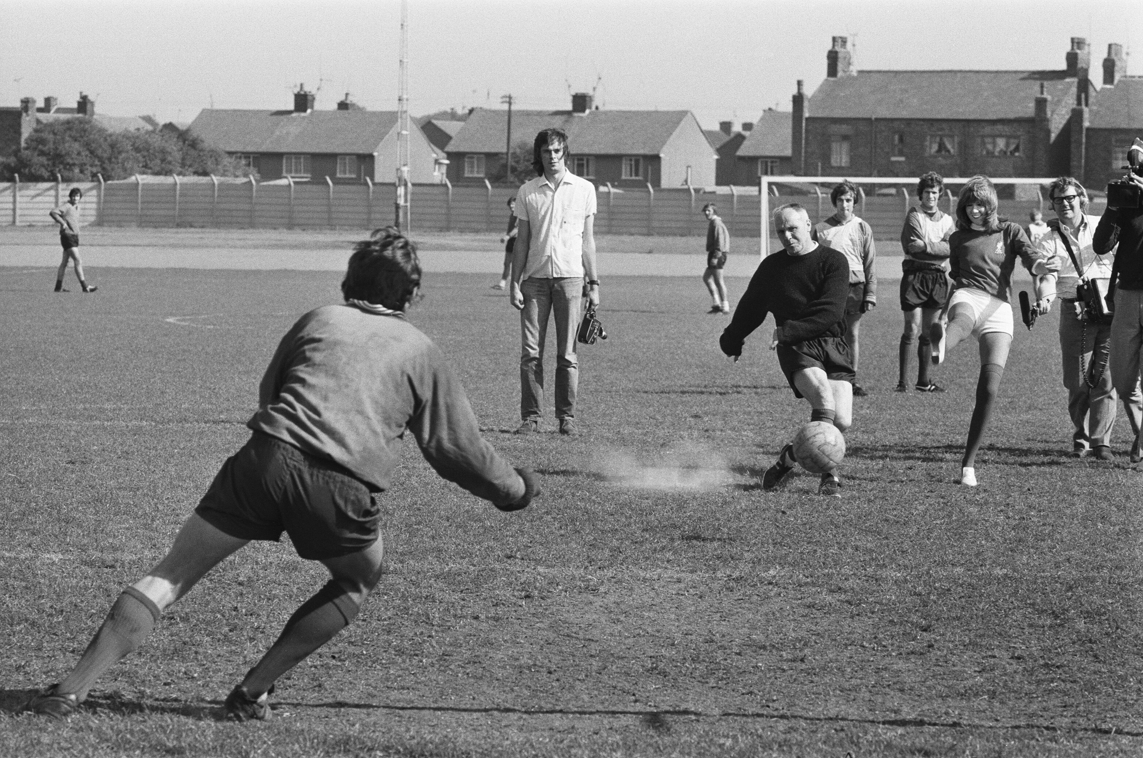 Shankly og Liverpool likte å få besøk på treningsanlegget. Her var popsanger Cilla Black og komiker Jimmy Tarbuck på besøk.