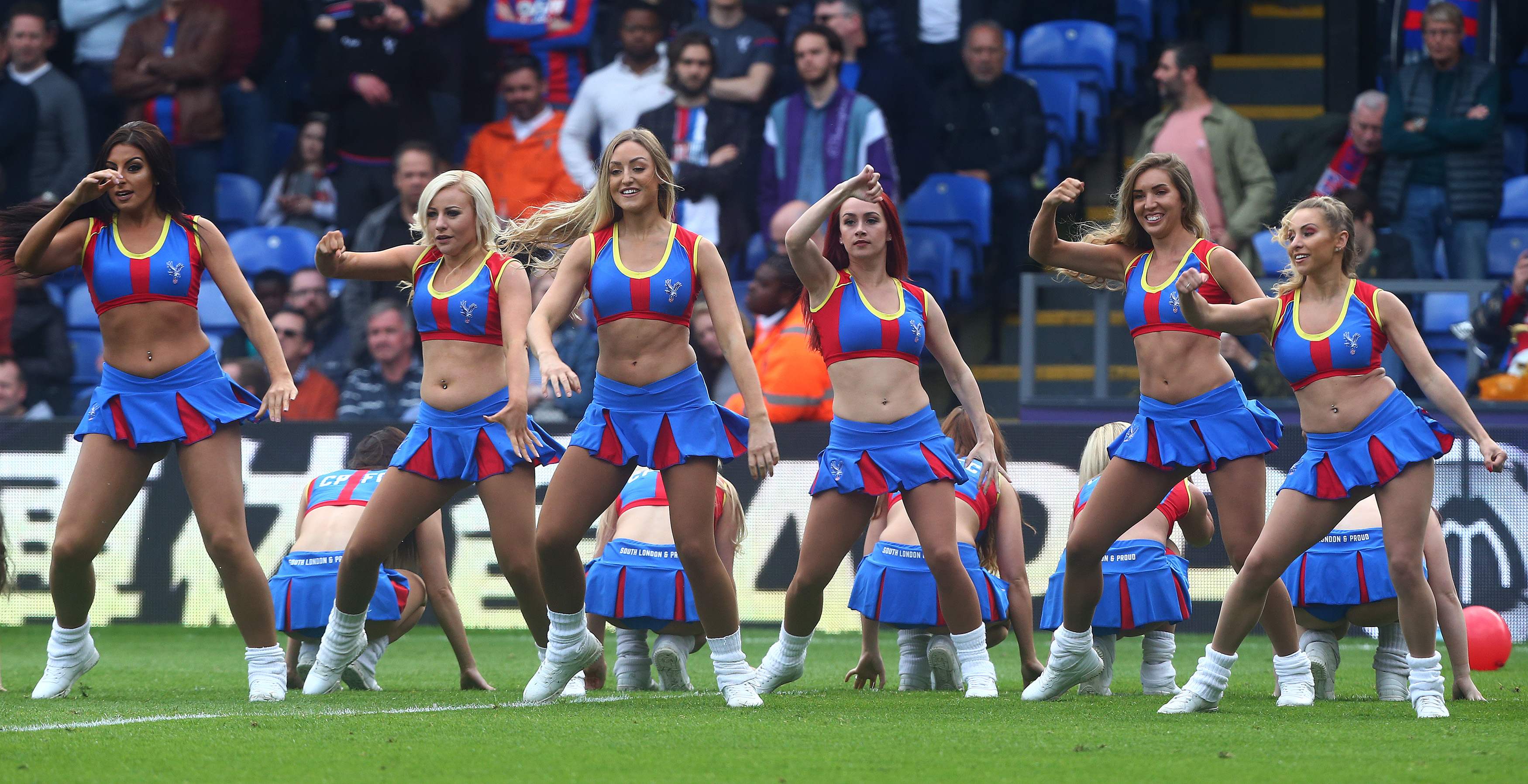 THE CRYSTALS: Crystal Palace sine populære cheerleadere.