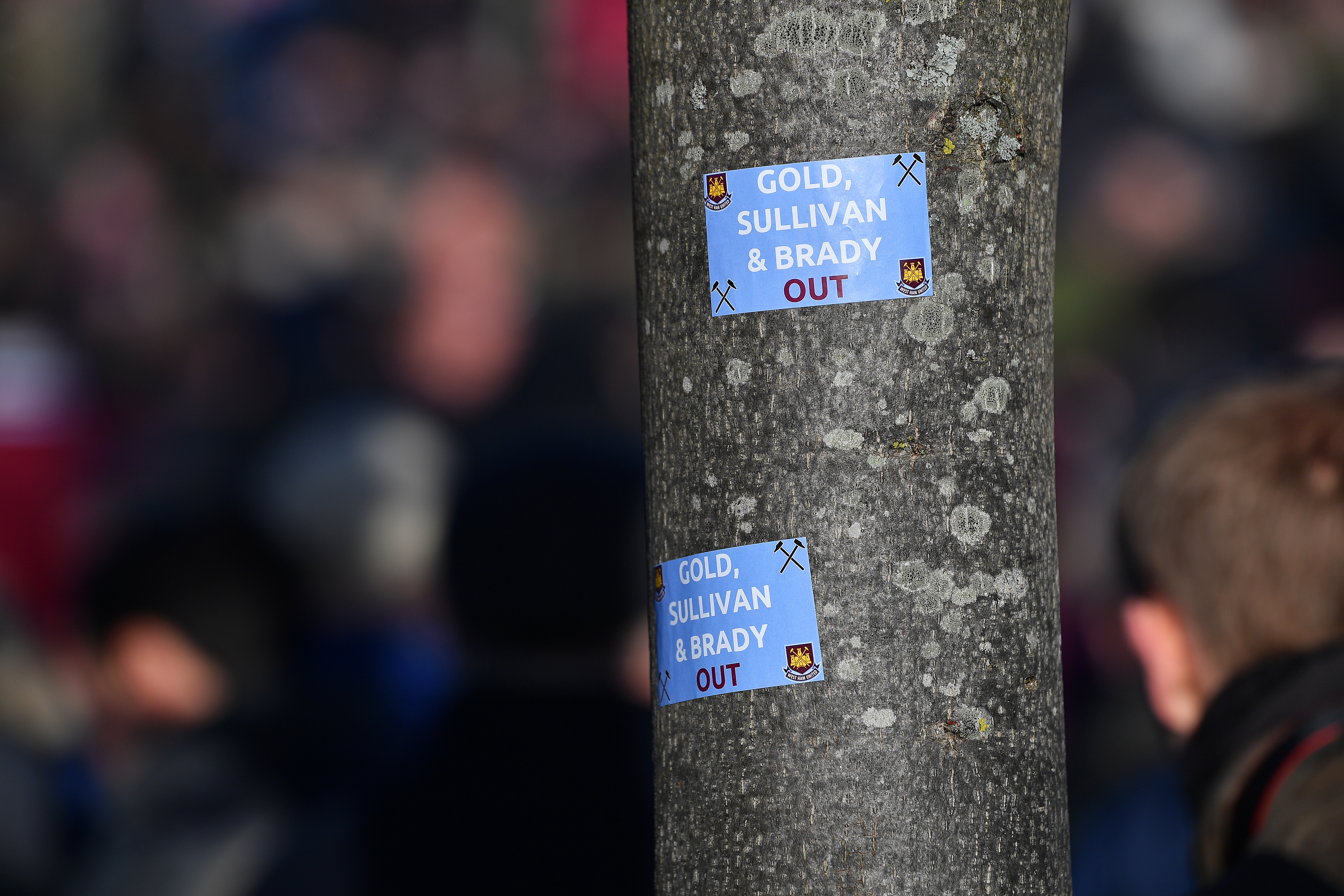 UØNSKEDE EIERE: David Sullivan, David Gold og Karren Brady er ikke så populære i West Ham om dagen.