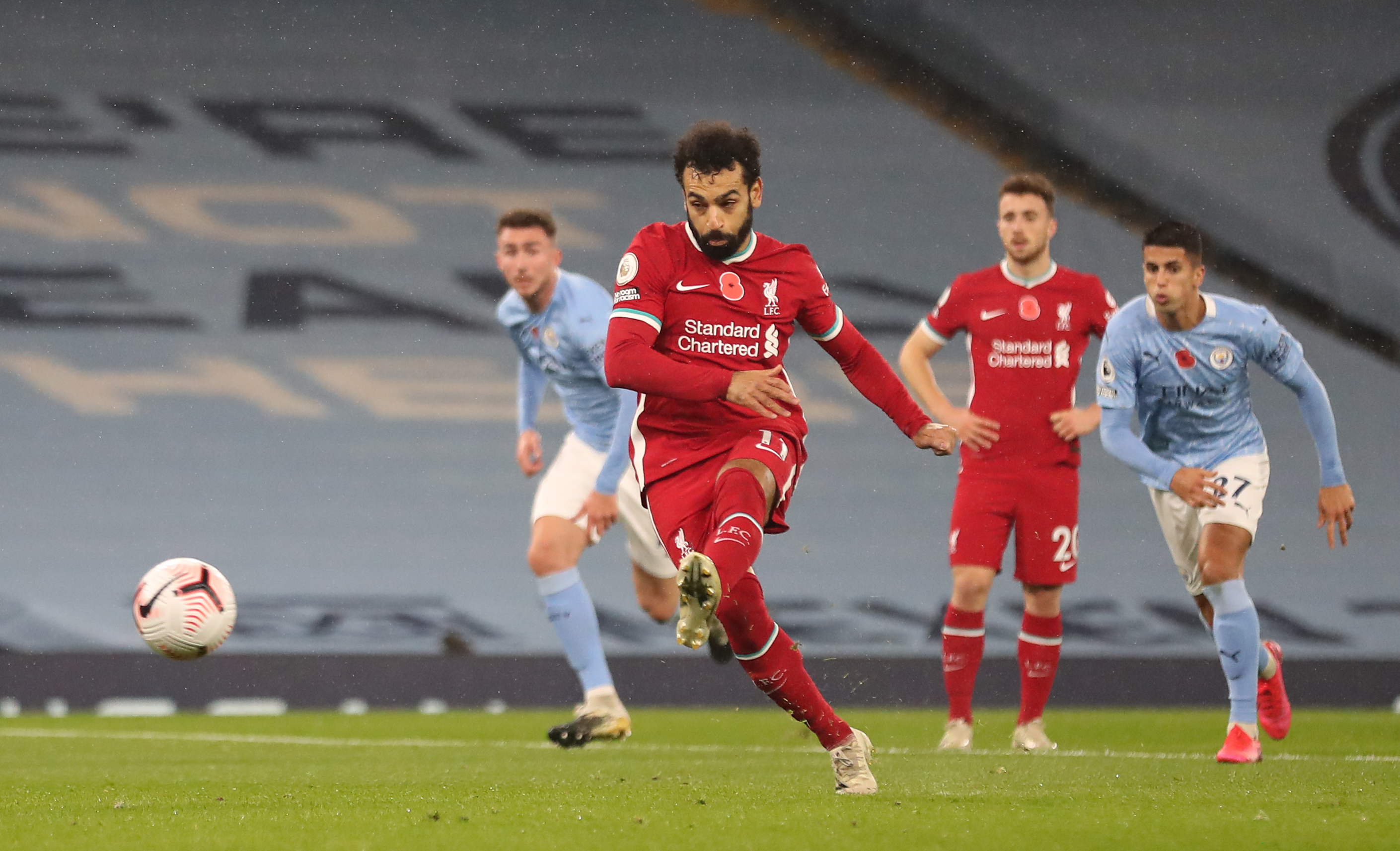 SIKKER EKSEKUTØR: Mo Salah sender Liverpool i 1-0 ledelse mot Manchester City.