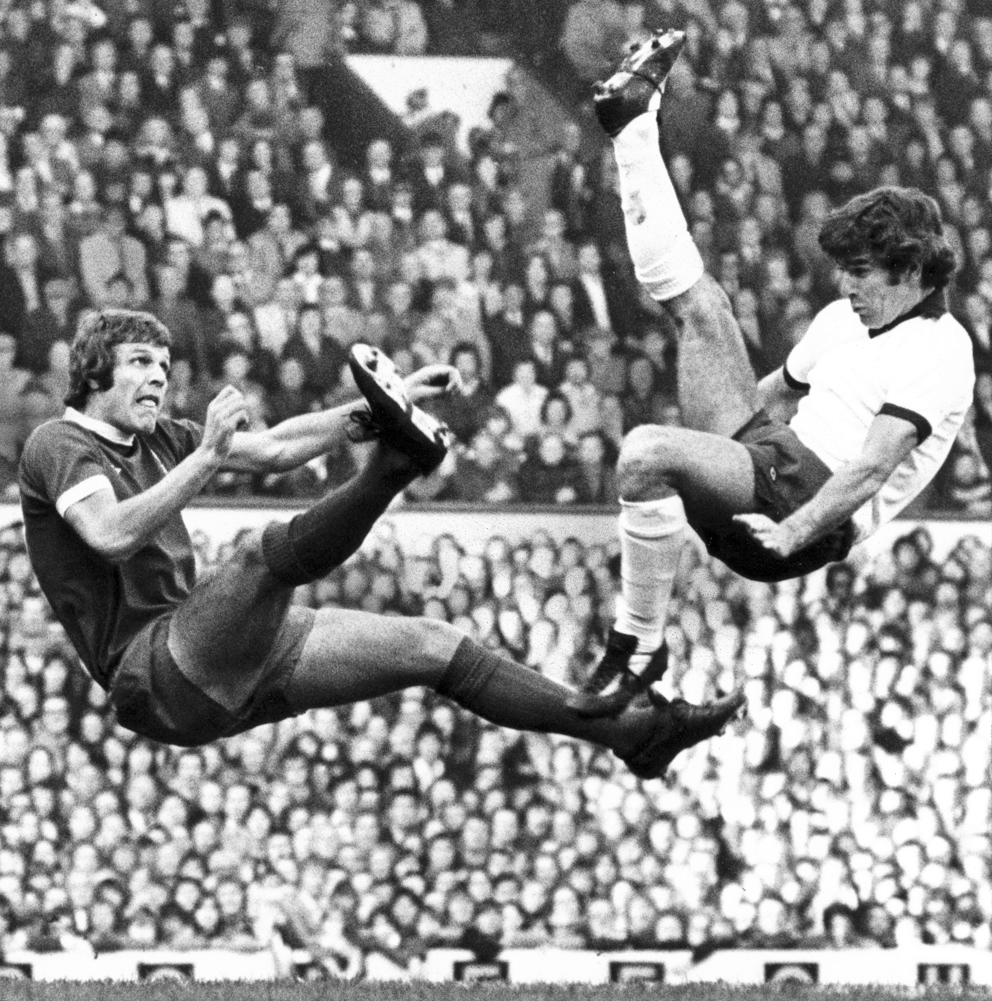 Toshack i duell med Newton i Derby i oktober 1976.