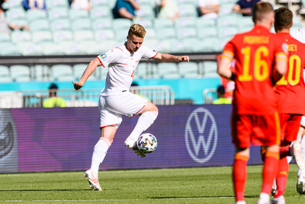MIDTSTOPPER: Nico Elvedi i aksjon for Sveits mot Wales.