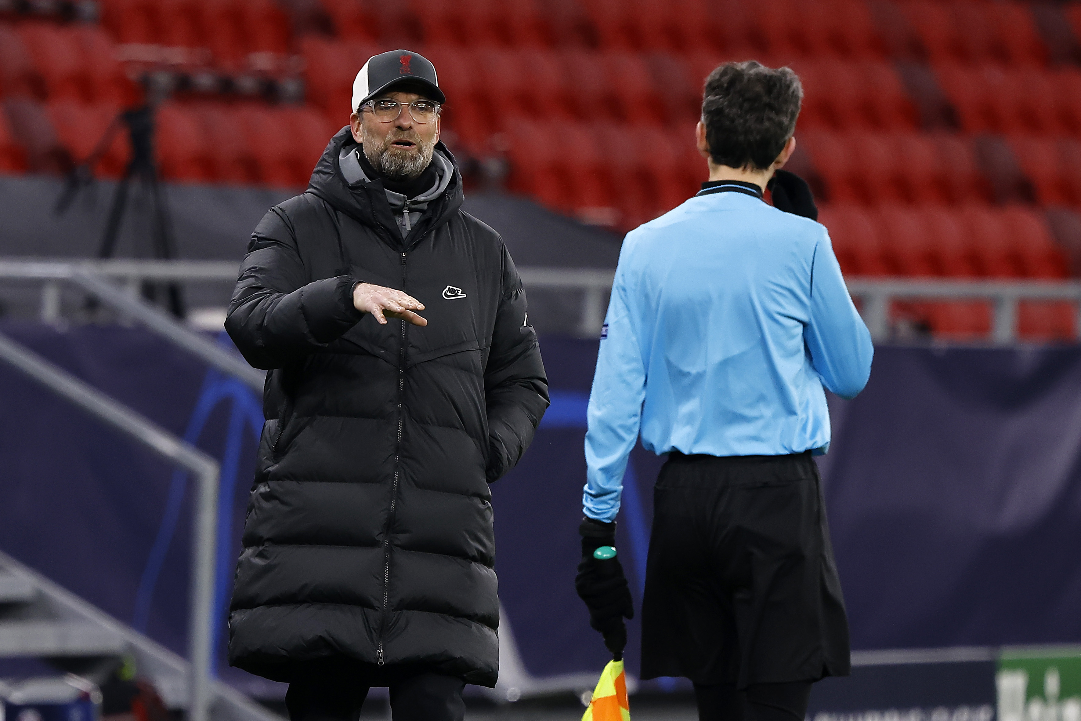 IKKE FORNØYD MED LINJEMANNEN: Linjemannen vinket og VAR var enig, men det virket tvilsomt om ballen var ute i forkant av at Roberto Firmino headet ballen i mål i første omgang.