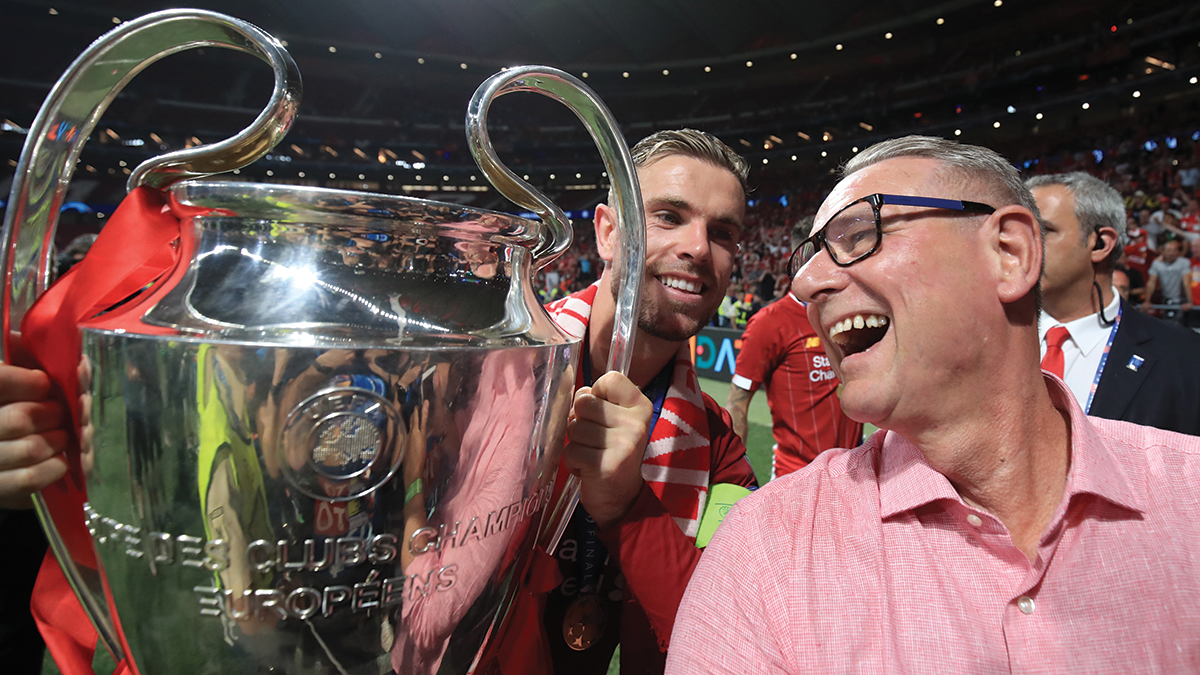 FAR OG SØNN: Jordan Henderson sammen med faren Brian etter Champions League-triumfen.