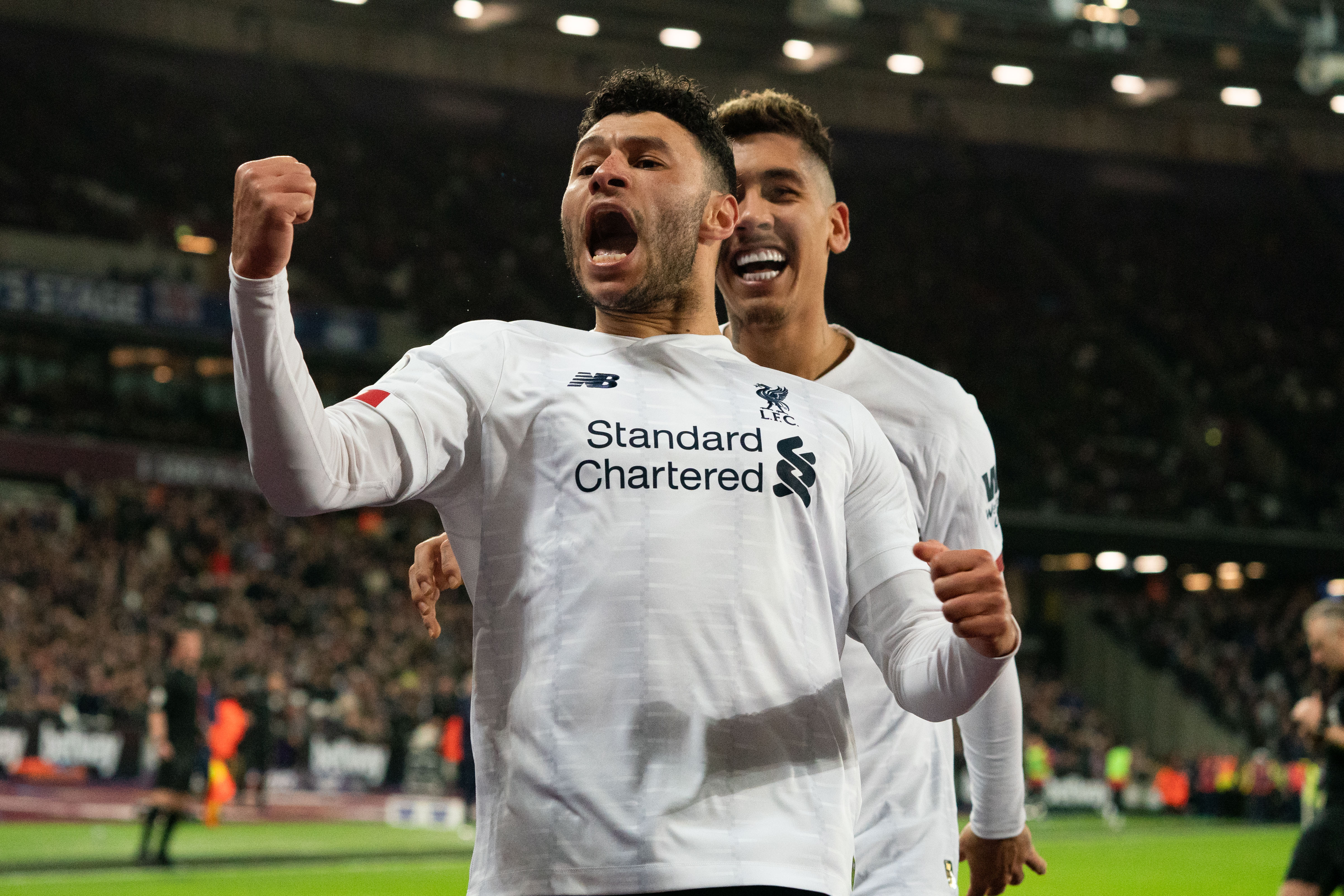 PEN SCORING: Ox kom på scoringslista etter en nydelig pasning fra Salah, og kunne feire med Firmino.