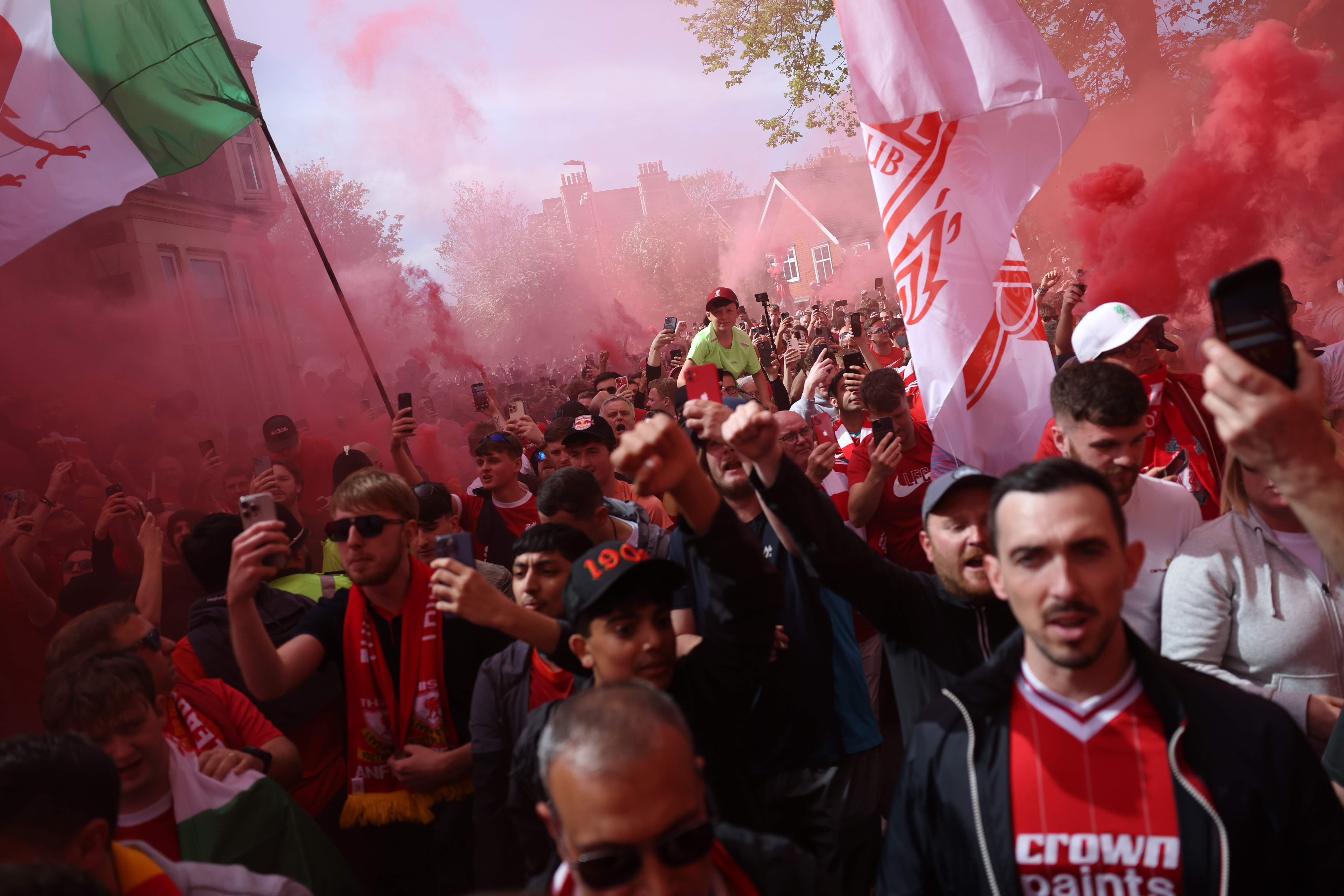 Allerede lenge før kampen var det feststemning i gatene utenfor Anfield.