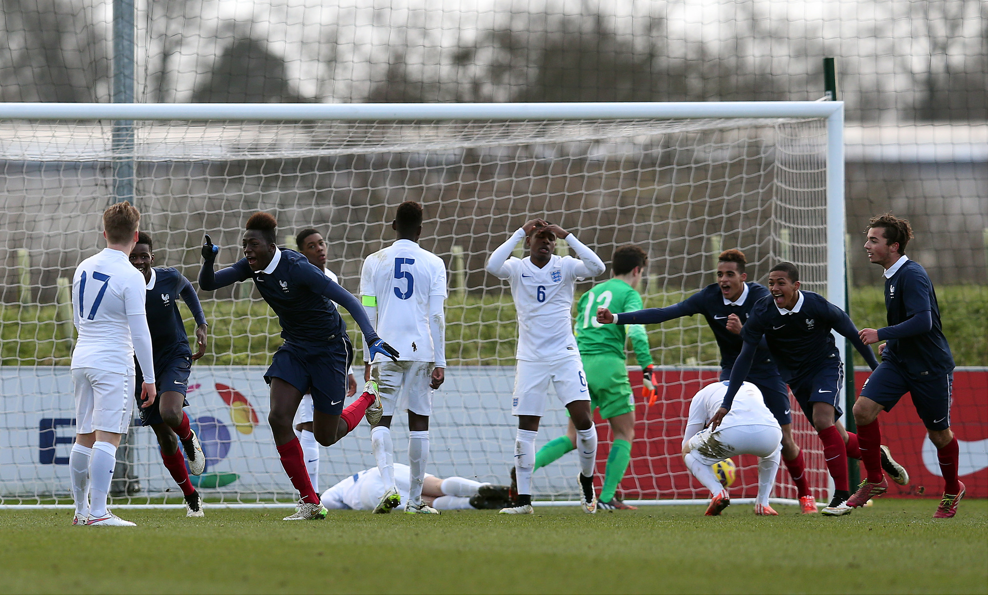 PUTTET MOT THREE LIONS: Ibrahima Konaté jubler etter å ha scoret mot England på U16-nivå.