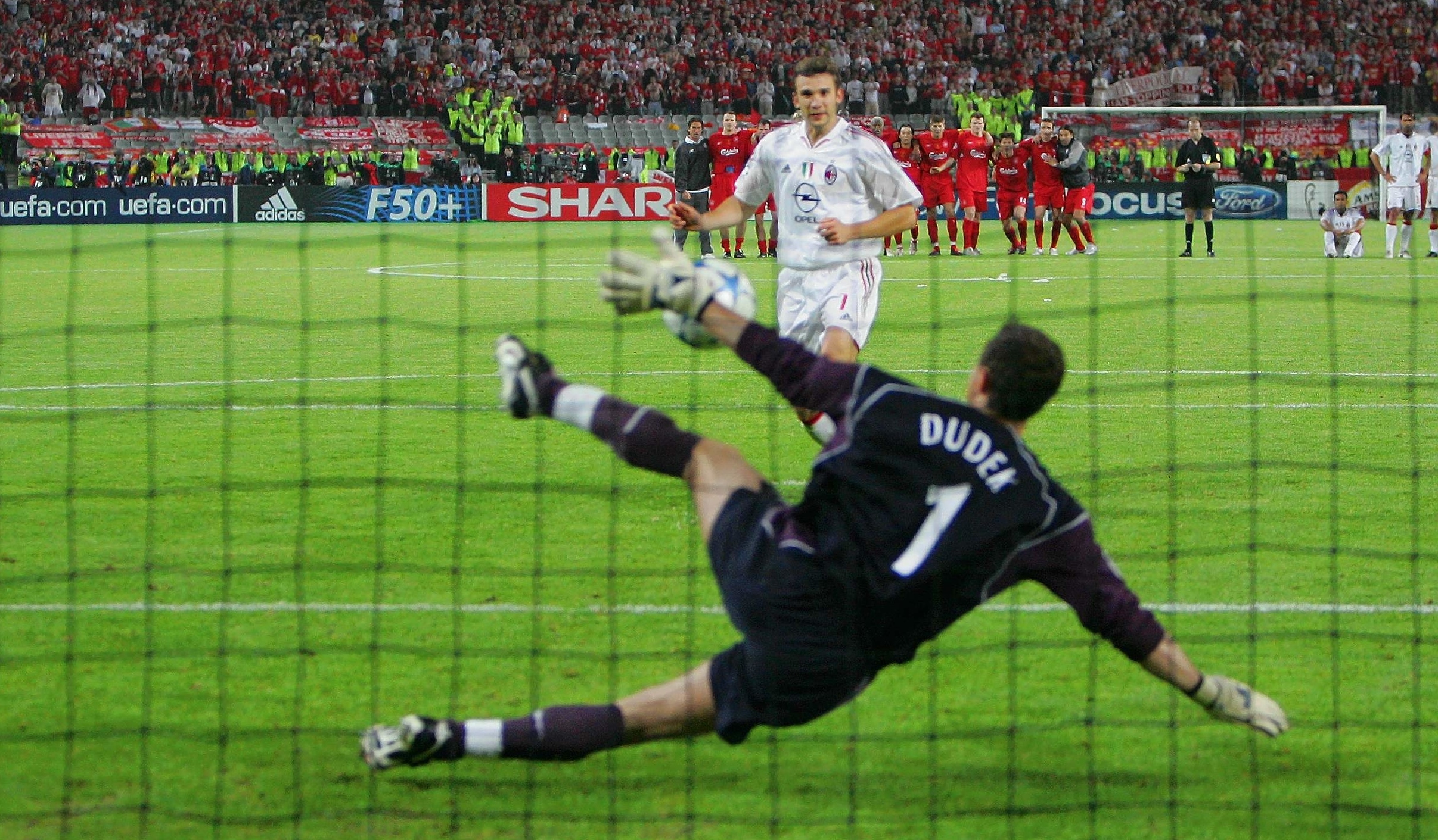 KEEPERHELT: Jerzy Dudek redder fra Shevchenko og Liverpool er mestere.