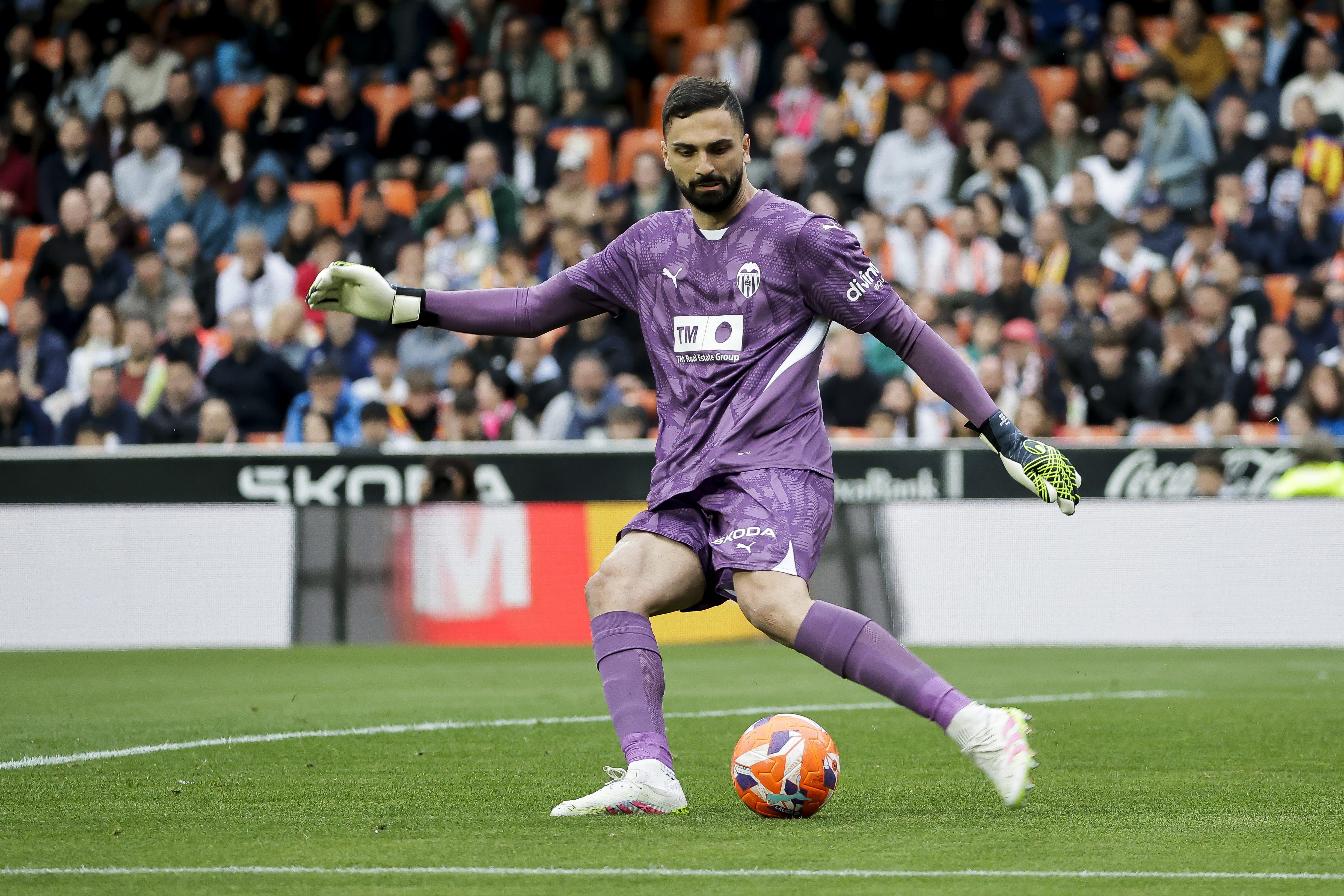 VANT: Giorgi Mamardashvili og Valencia er i ferd med å berge plassen i La Liga.