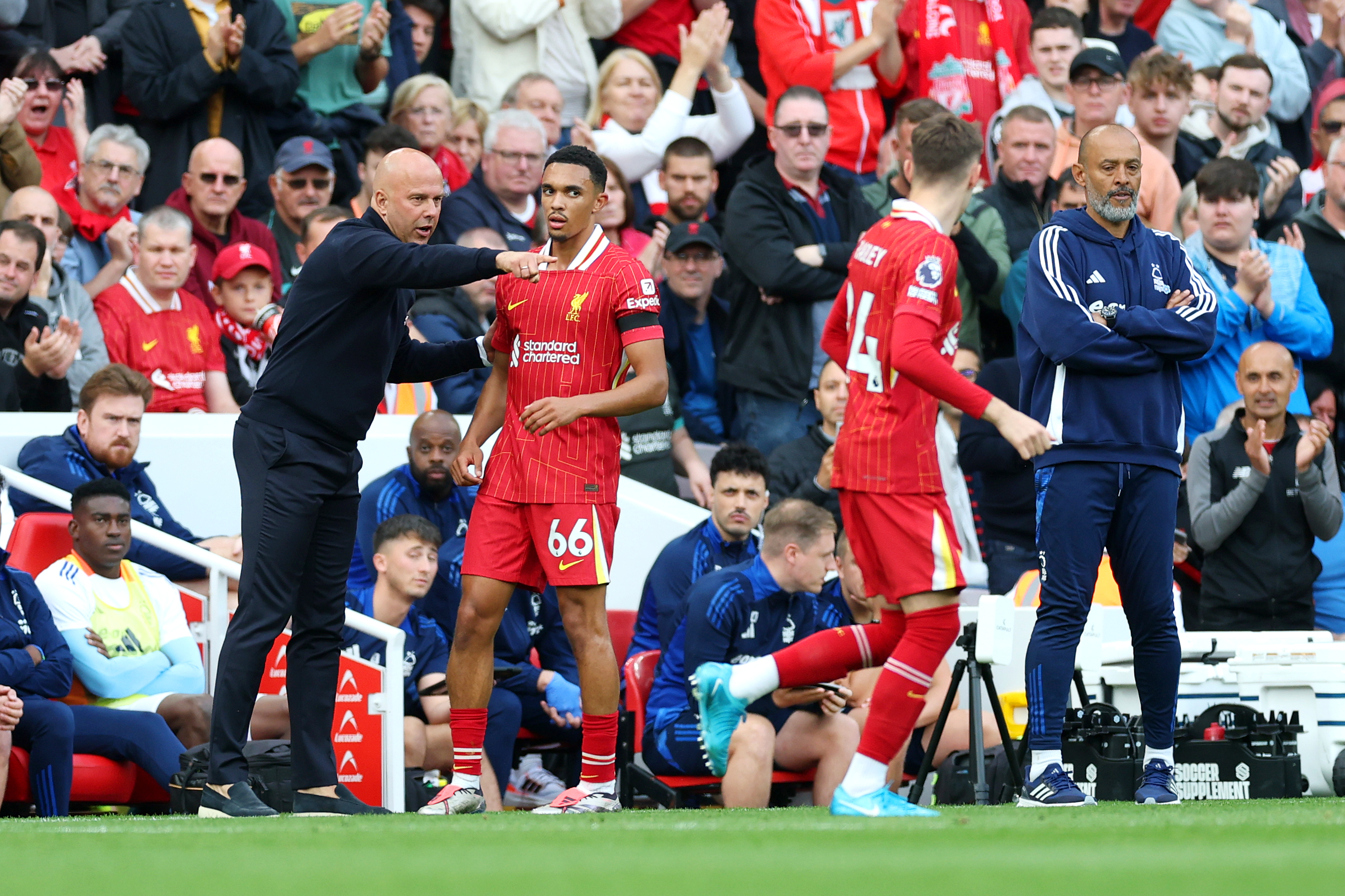 GA BESKJED: Arne Slot var ikke 100 prosent fornøyd med Trent Alexander-Arnold i starten av sesongen. Her fra tapet mot Forest.
