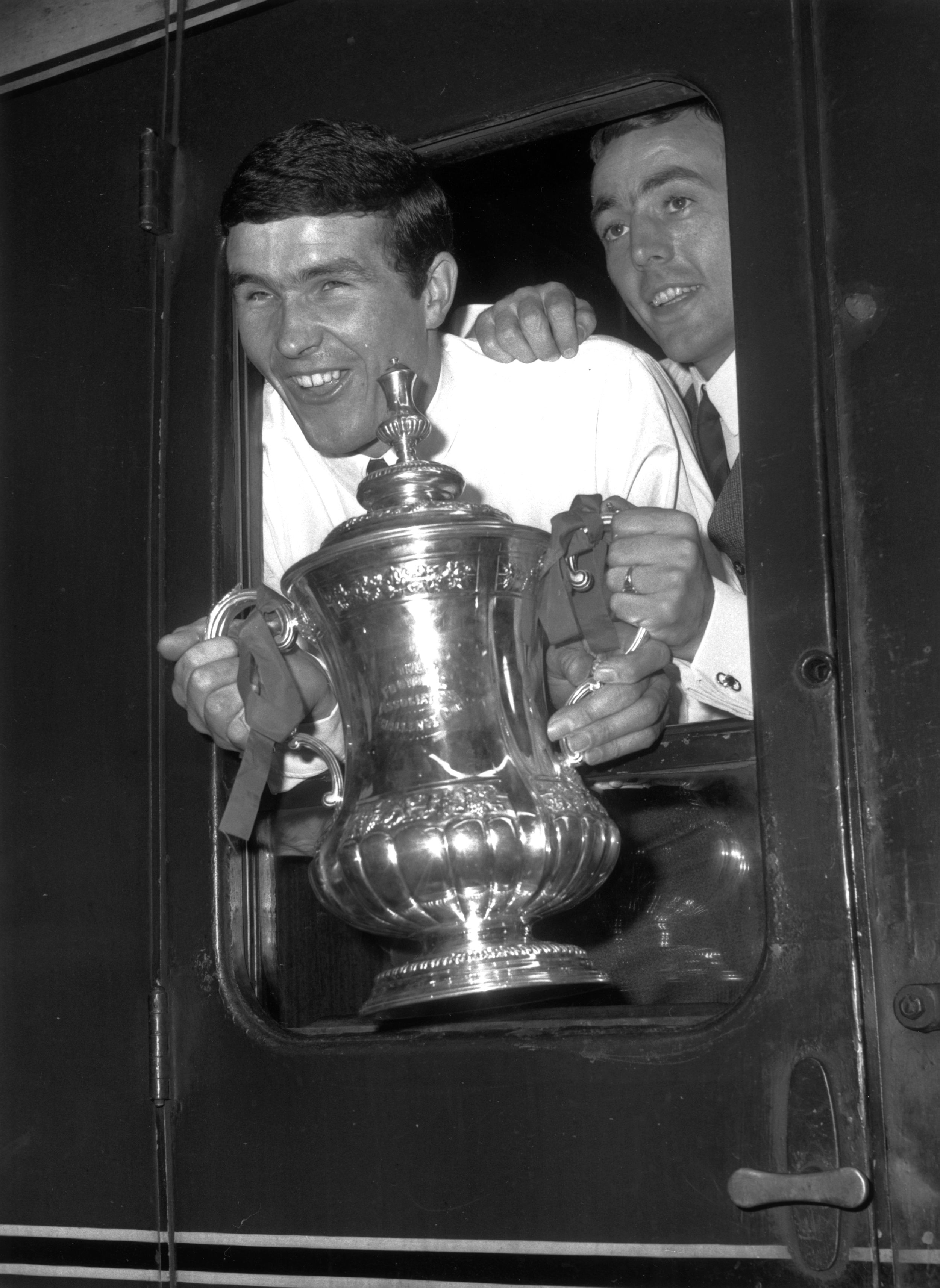 VANT FA-CUPEN: Ron Yeats og Ian St. John etter at Liverpool ENDELIG vant FA-cupen.