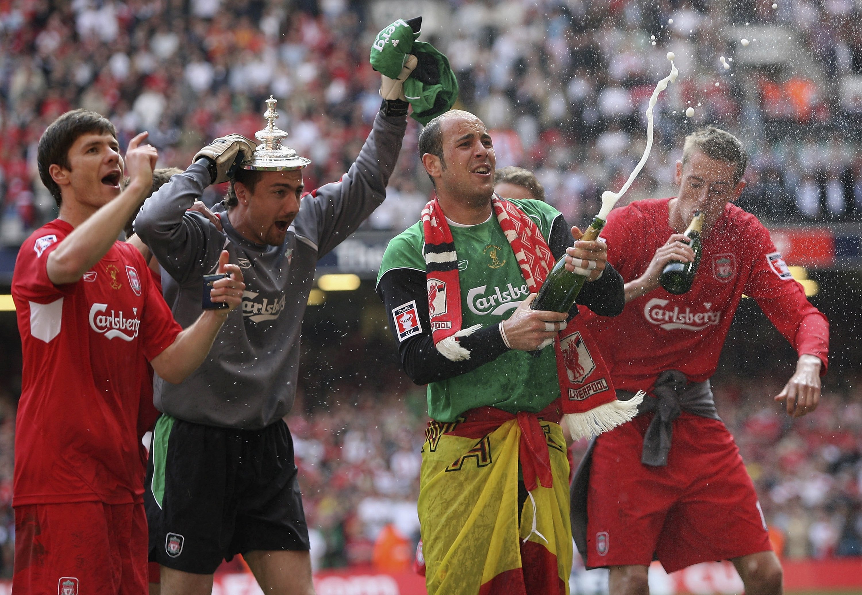 GOD STEMNING: Xabi Alonso, Jerzy Dudek, Pepe Reina og Peter Crouch feirer seieren.