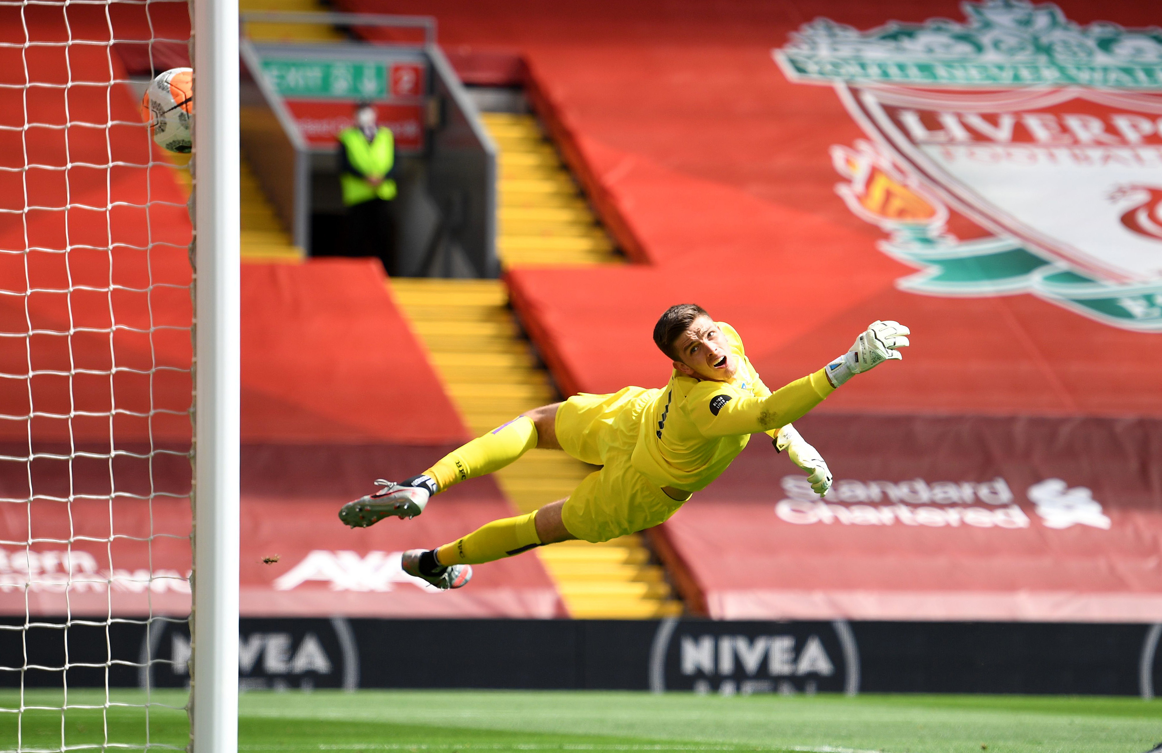 SJANSELØS: Nick Pope vartet opp med mange gode redninger mot Liverpool, men kunne ikke gjøre noe med Robertsons heading.