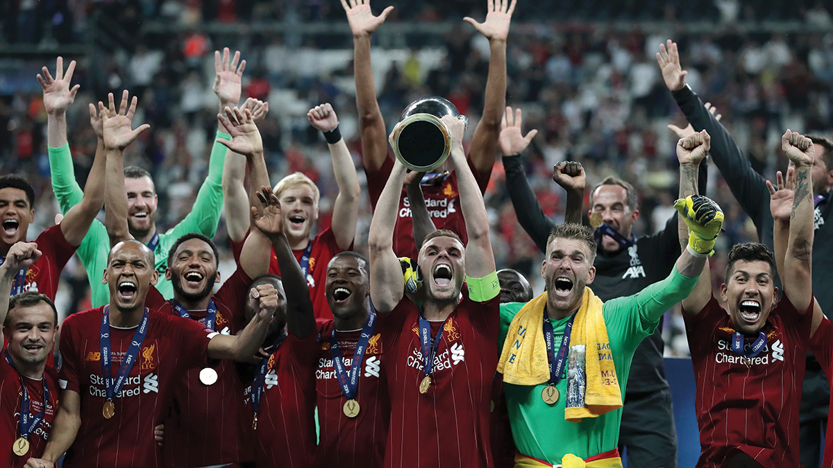 SUPERCUP: I august kunne Henderson løfte Supercup-trofeet etter at Liverpool vant mot Chelsea i Istanbul.
