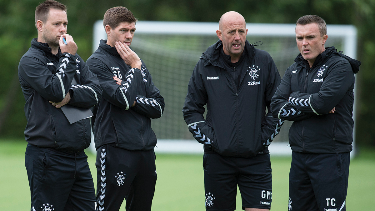 Gamle Liverpool-ansikter dominerer i Steven Gerrards trenerstab. Her er Michael Beale, Gerrard, Gary McAllister og Tom Culshaw.