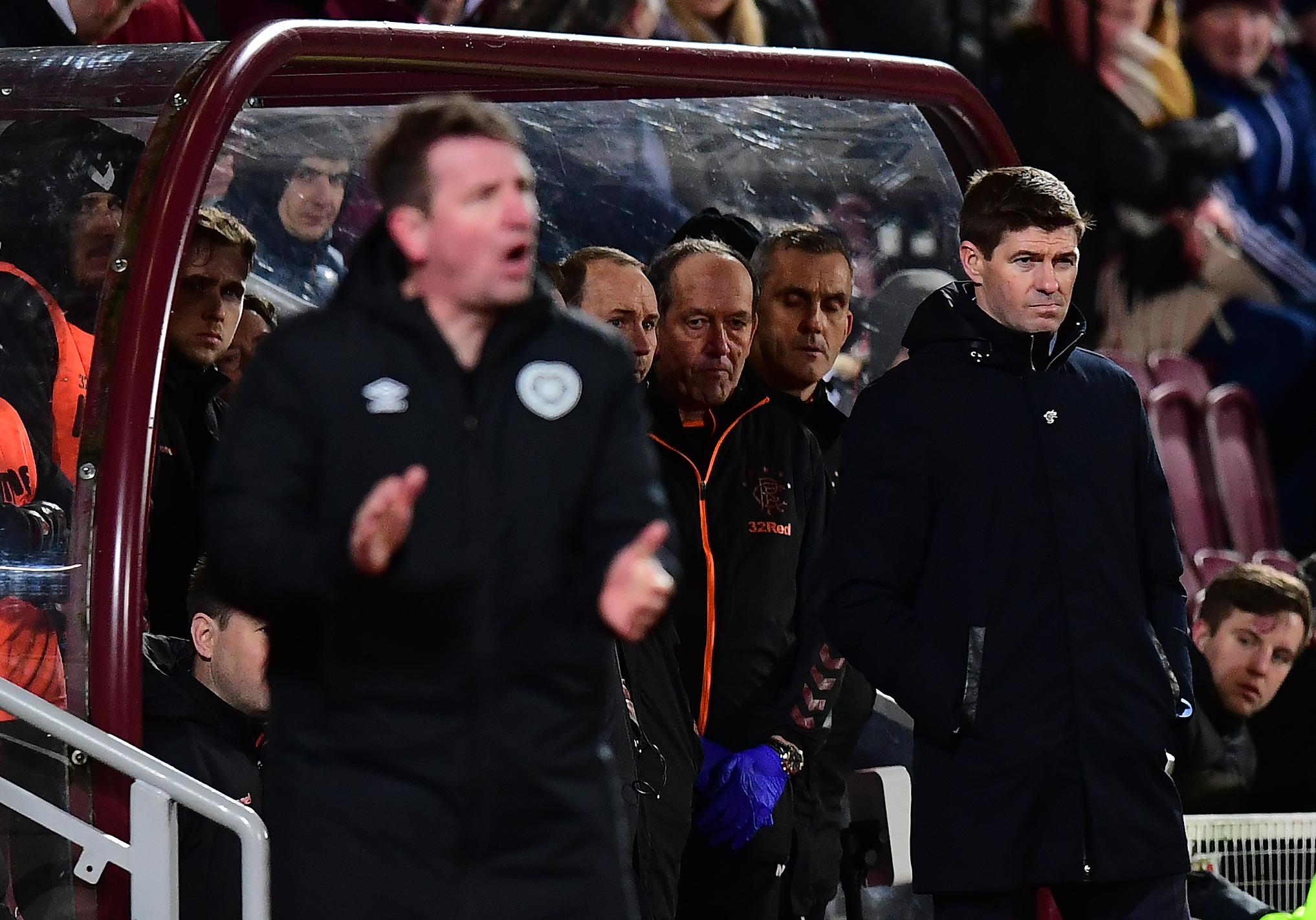 BETENKT: Det var en betenkt Steven Gerrard som sto på sidelinjen og så laget tape mot bunnlaget Hearts i den skotske cupen.