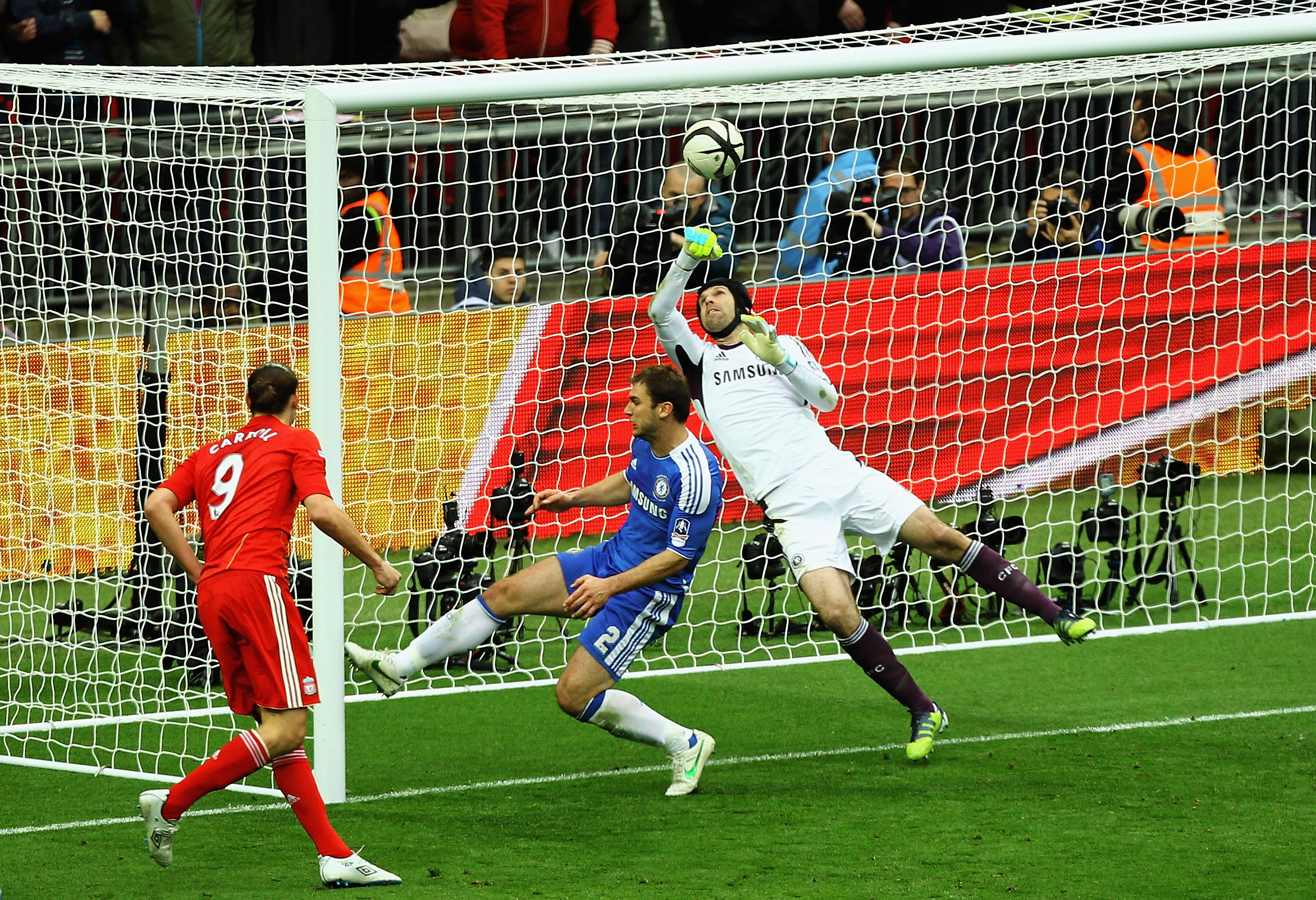 INNE ELLER UTE: Det så ut som Carroll satt ballen i mål før Cech fikk bokset ut, men målet ble aldri gitt og fasiten får vi nok aldri.