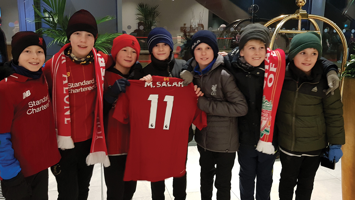 Martin Andrè Haga, Elias Bjørkedal, Sivert Aamold Støylen, Victor Chammas Mangerud, Niklas Hamnvik, Elliot Sørvoll Anthonsen og Hector Chammas Mangerud med drakta til Salah.