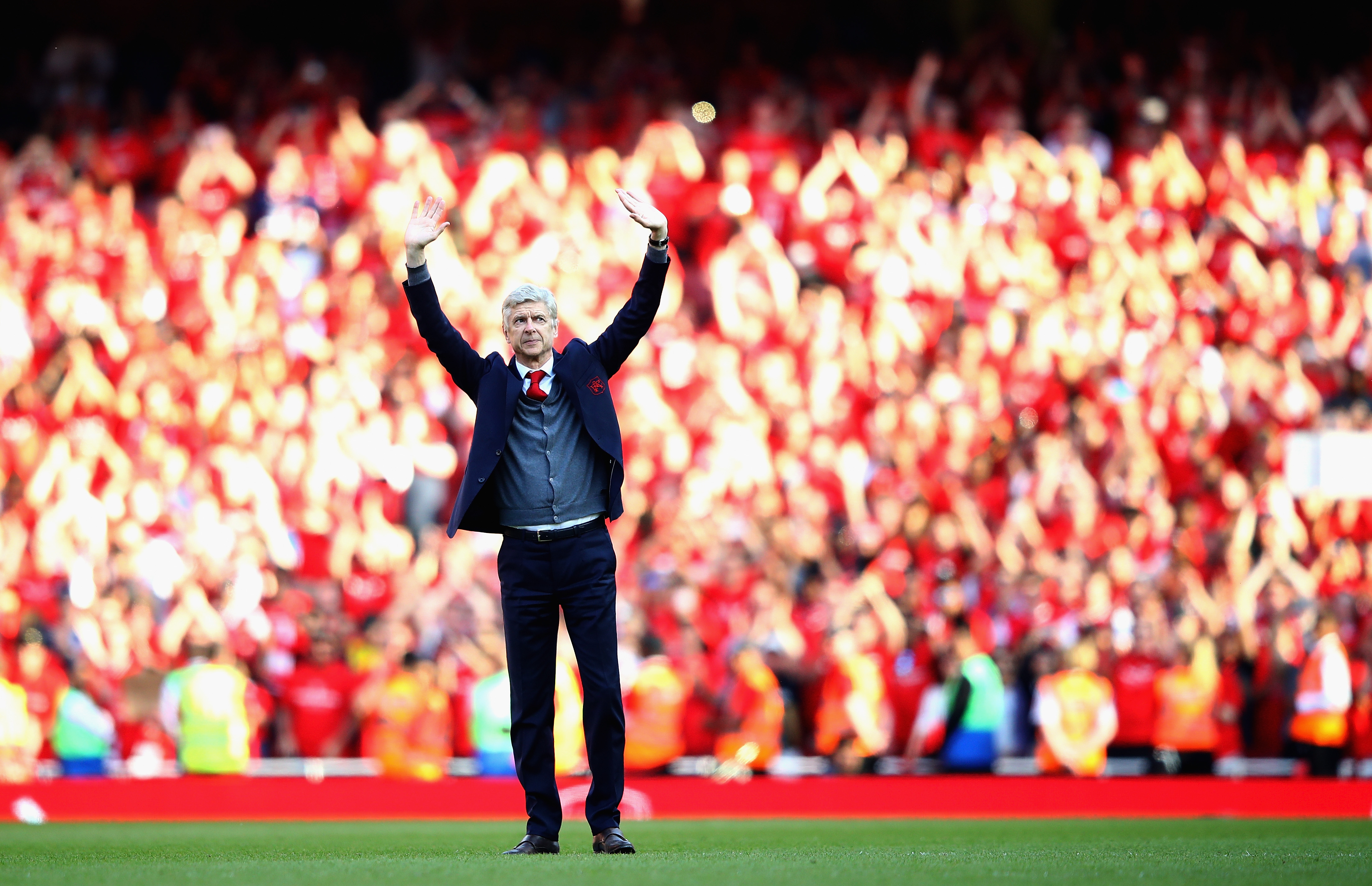 TAKKET FOR SEG: Arsene Wenger sa omsider farvel til supporterne på Emirates, her fra etter siste hjemmekamp mot Burnley i 2018.