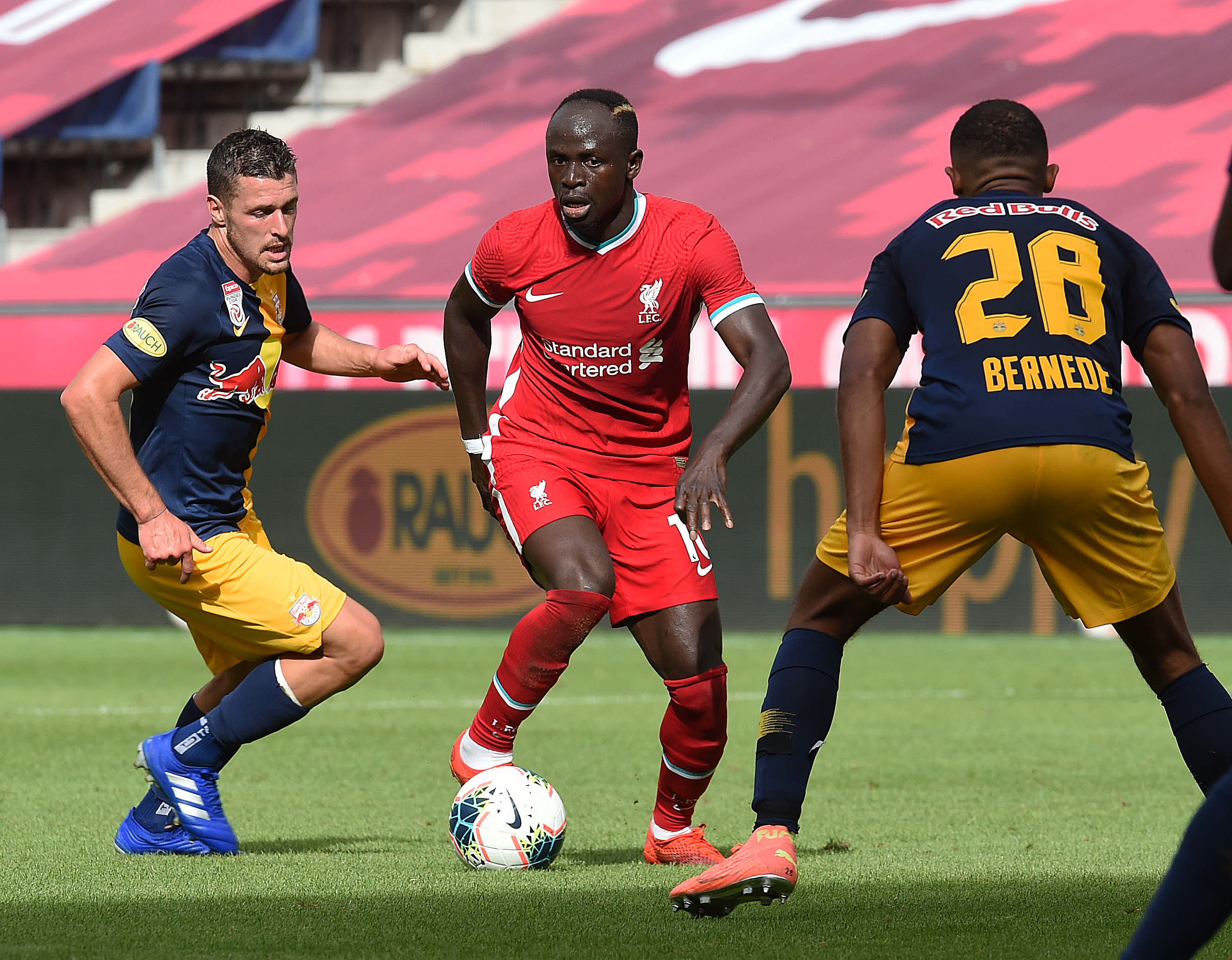 LIVLIG: Sadio Mané var den som skapte mest trøbbel for Salzburg-forsvaret i første omgang.