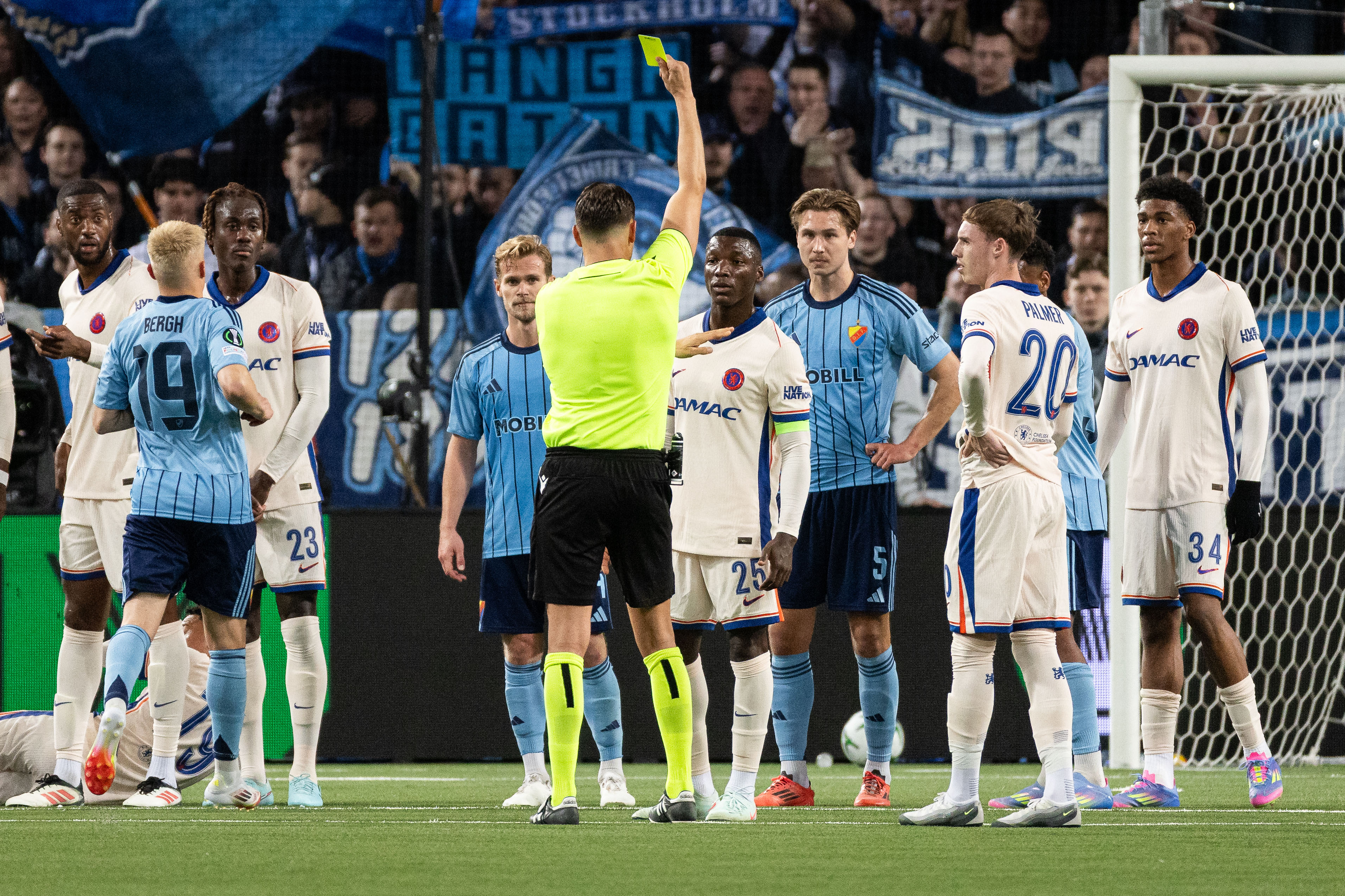 GULT KORT: Moises Caicedo plukket opp et gult kort i Sverige, under en ellers trivelig affære mot Djurgården.