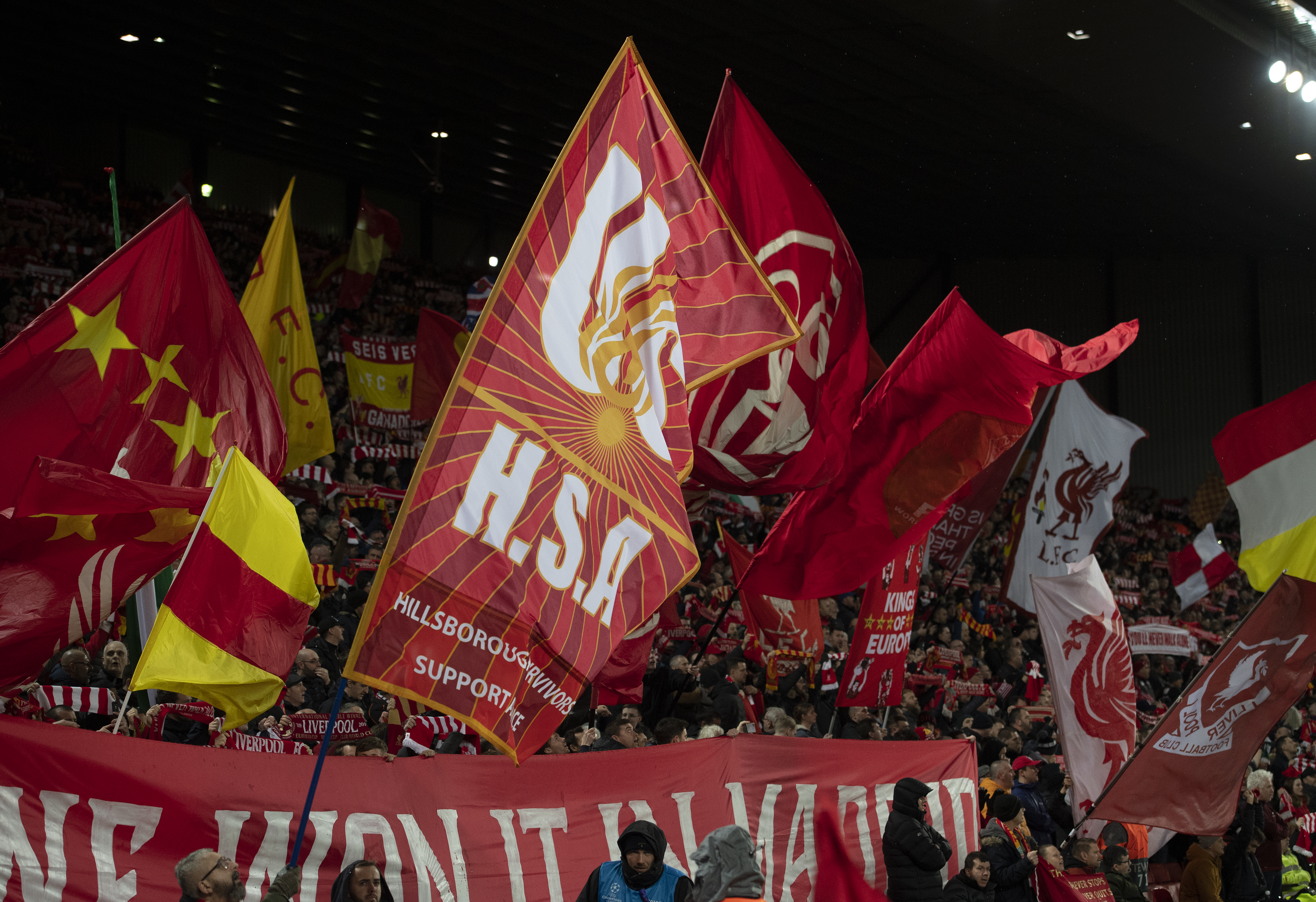 THE KOP: Et festkledd The Kop mot Atletico Madrid, slik vi ønsker å se den kjente tribunen.