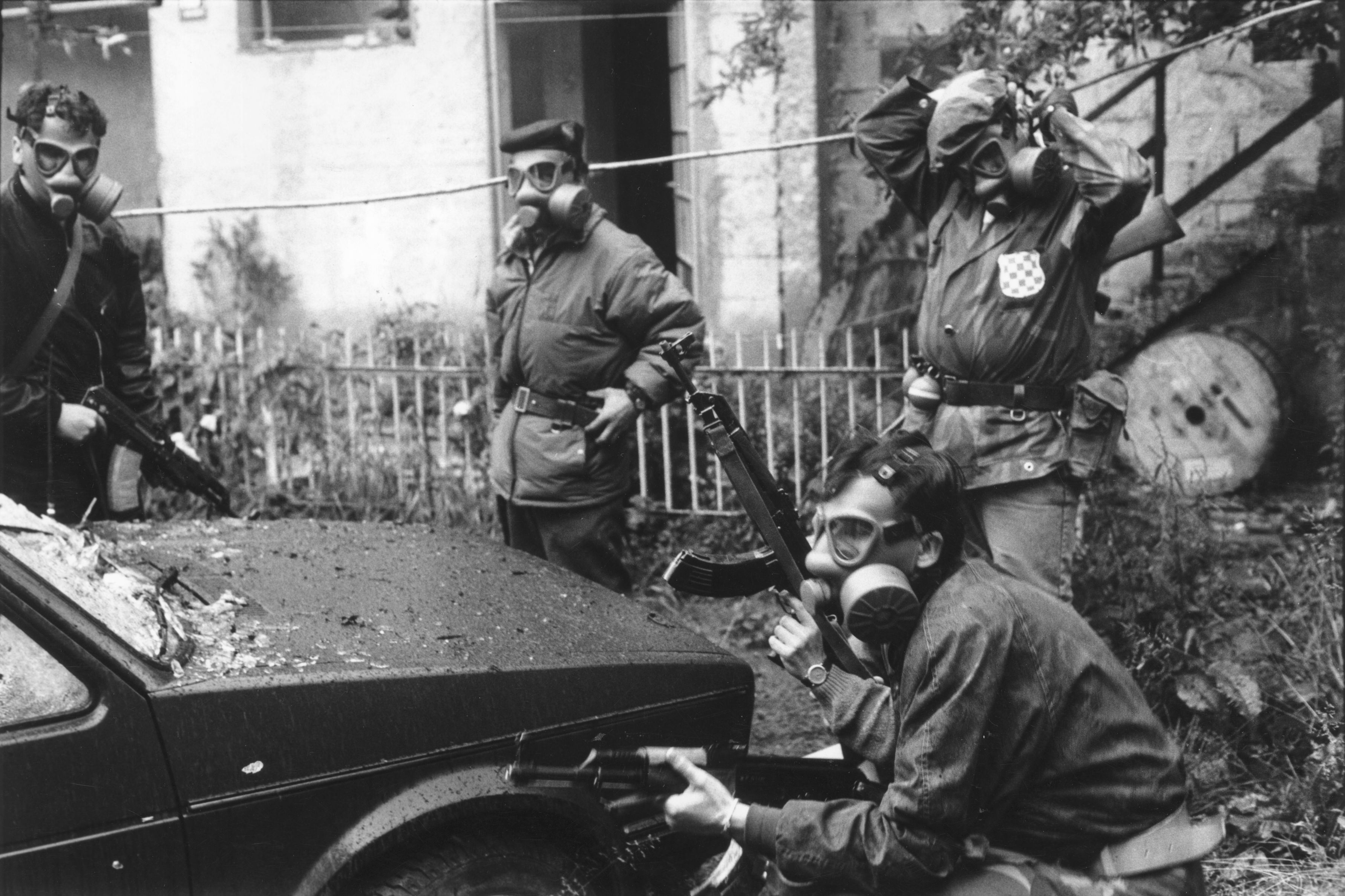 SARAJEVO: Bosniske og kroatiske soldater i frontlinjen i Sarajevo i 1992.