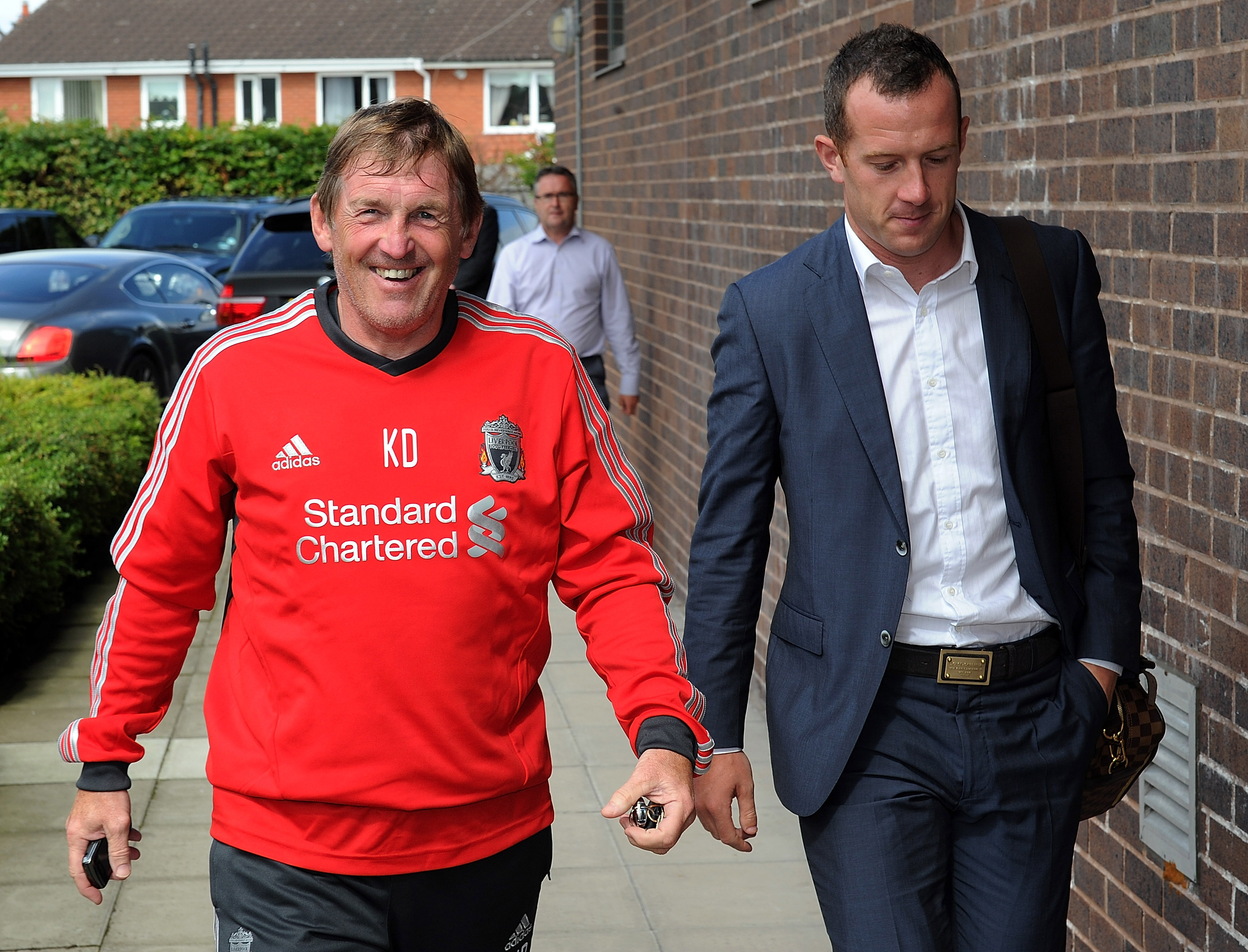 FORNØYD: Charlie Adam ankommer Melwood for den medisinske testen, sammen med en strålende fornøyd Kenny Dalglish.