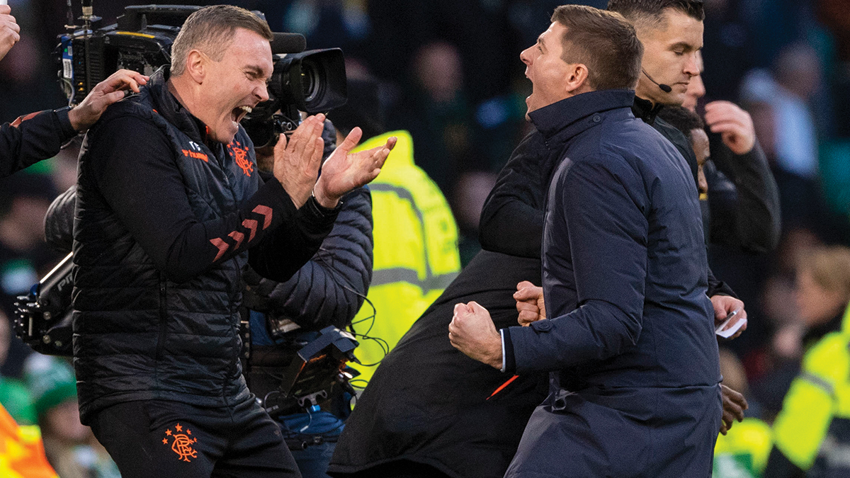 Tom Culshaw og Steven Gerrard feirer seieren over Celtic i romjula 2019.