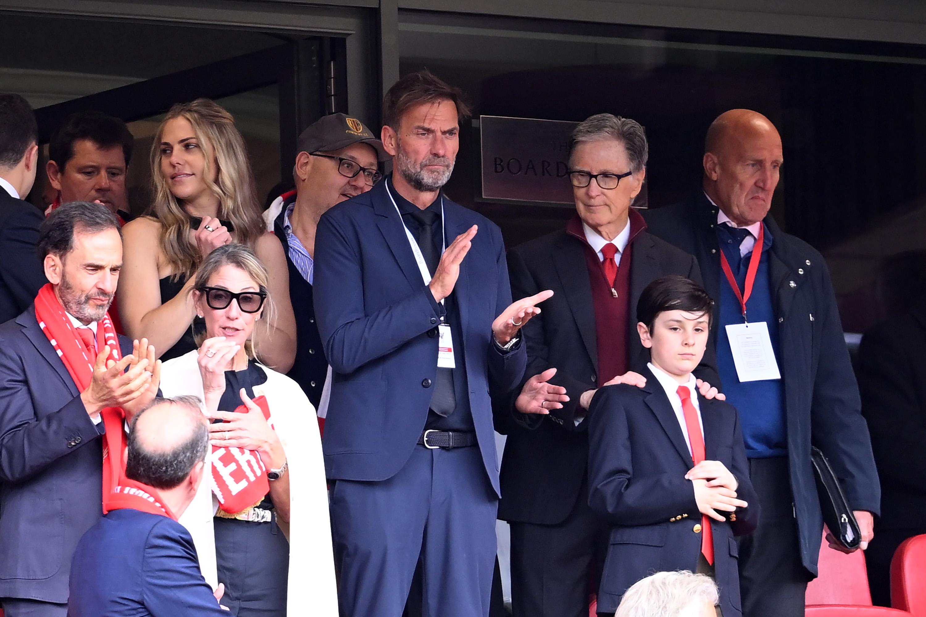 PÅ PLASS: Jurgen Klopp er tilbake på Anfield for første gang etter at han forlot klubben i fjor. Her med FSG-eier John W. Henry