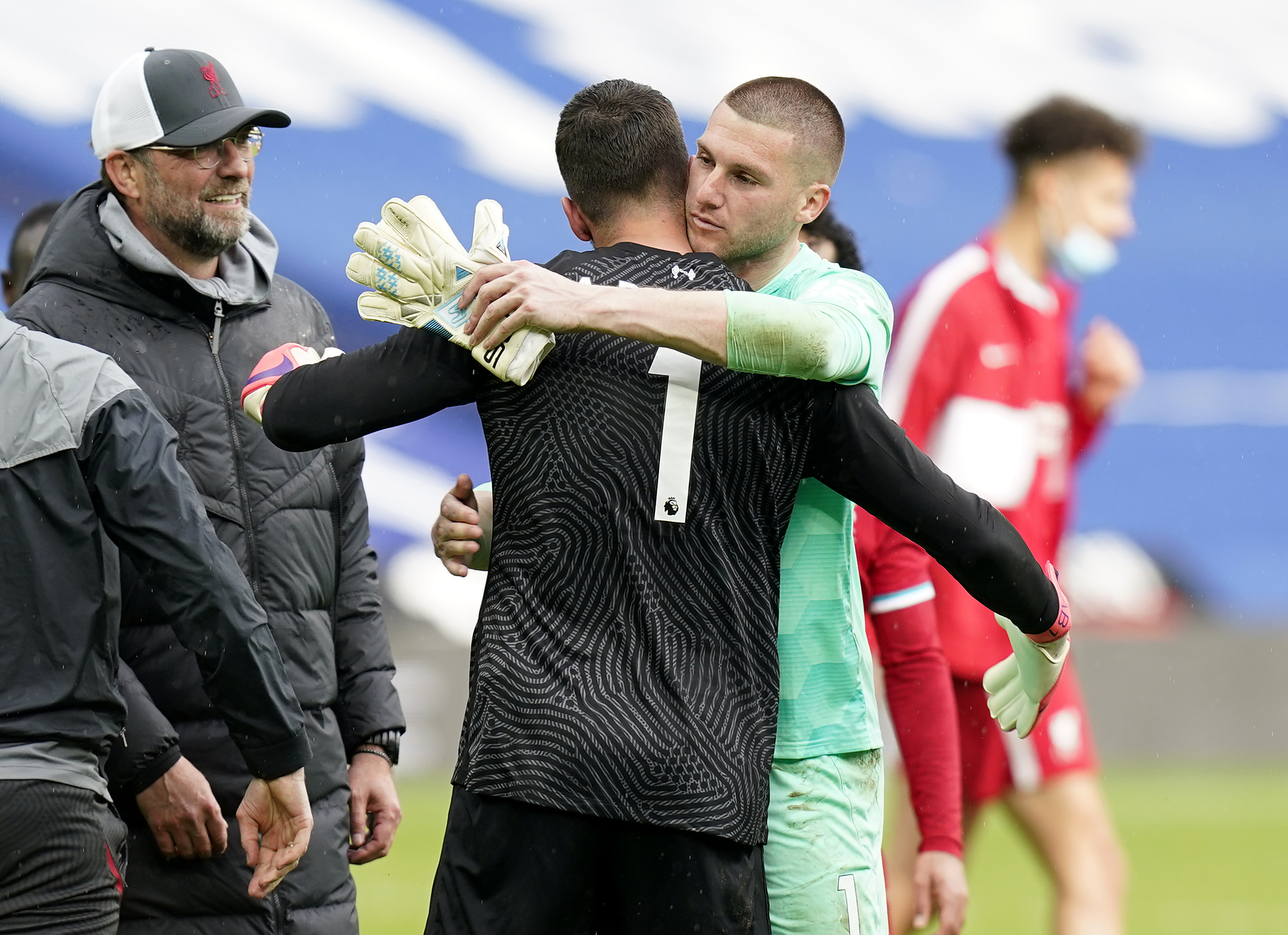 VANT MÅLVAKTSDUELLEN: Tidligere Manchester United-keeper Sam Johnstone omfavner matchvinner Alisson.