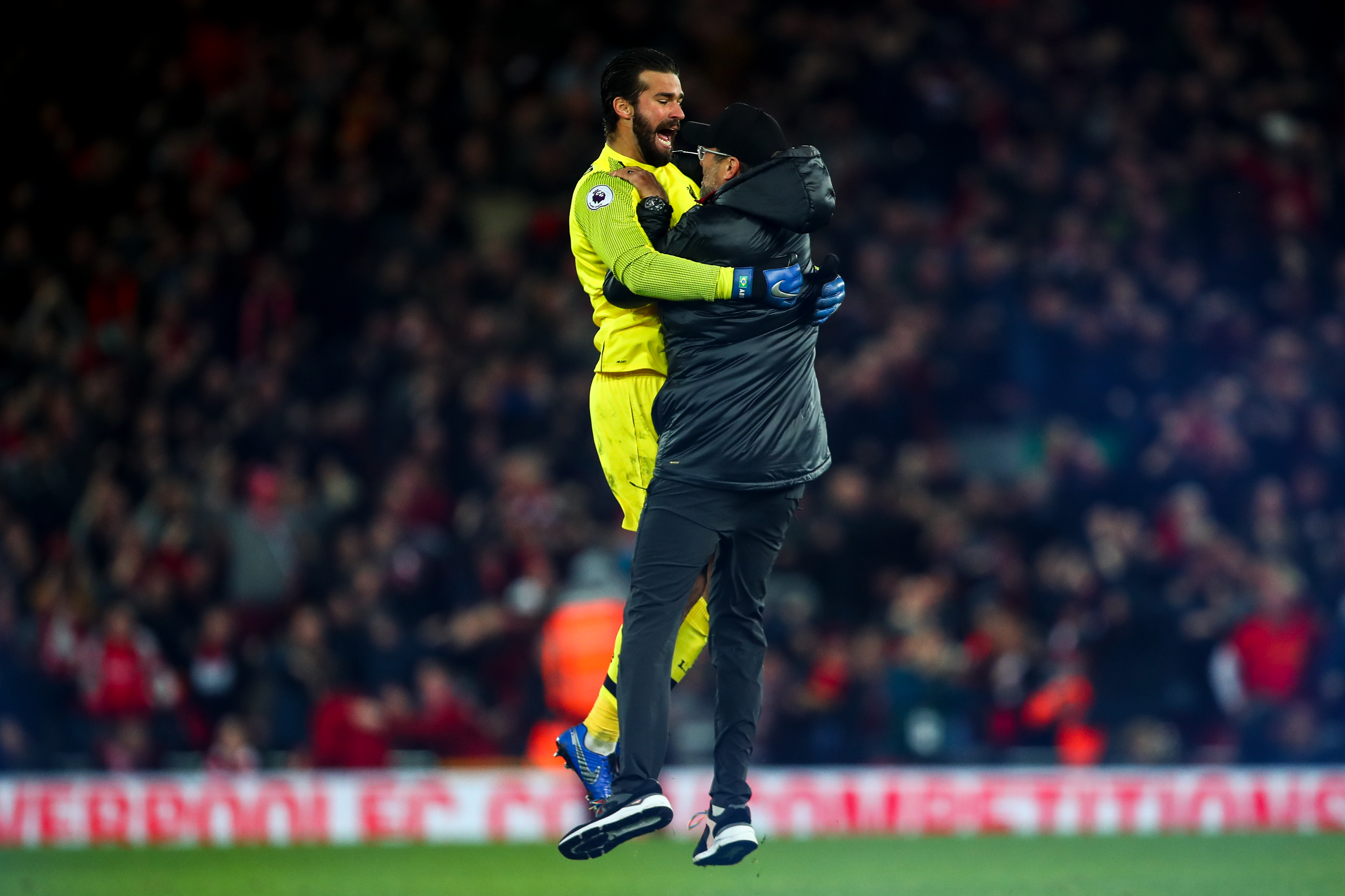 NÆRE VENNER: Alisson Becker og Jürgen Klopp har i lang tid hatt et tett forhold. Her fra feiringene etter Divock Origis overtidsscoring mot Everton.
