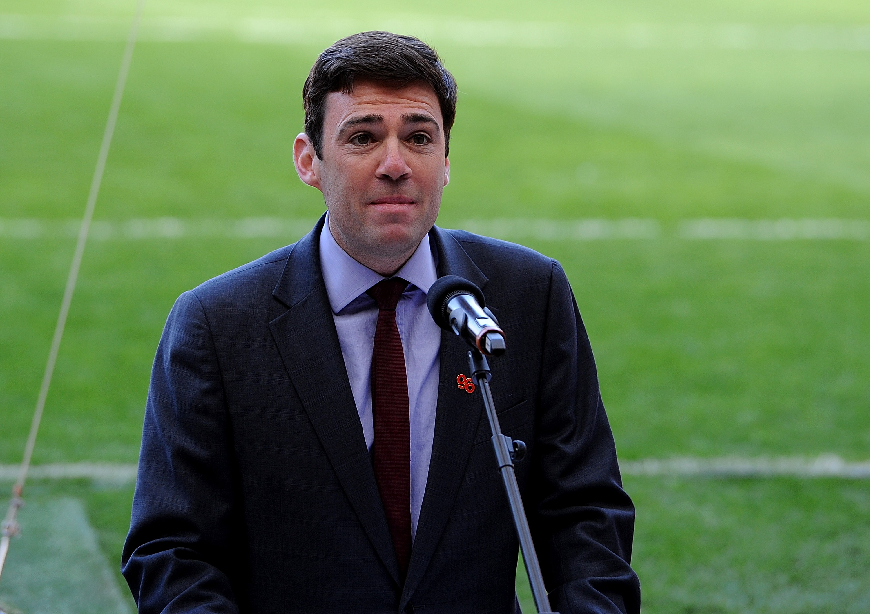 STØTTESPILLER: Labour-politiker Andy Burnham har vært en av Hillsborough-familienes viktigste støttespillere de siste årene, og var en tidlig pådriver for Hillsborough Law.