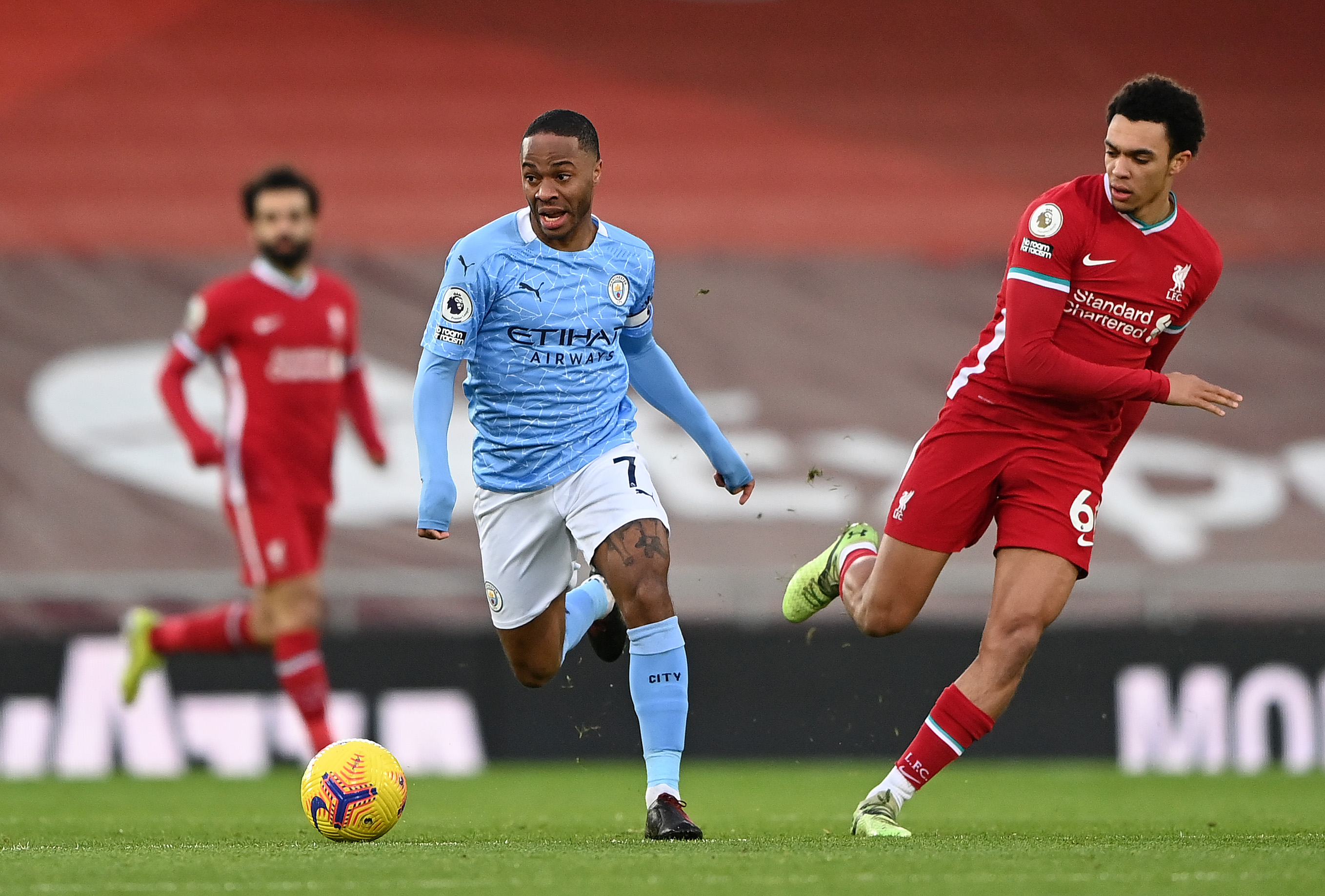DUELL: Duellen mellom Raheem Sterling og Trent Alexander-Arnold var en av de viktigste på banen. Dessverre var det førstnevnte som kom seirende ut.
