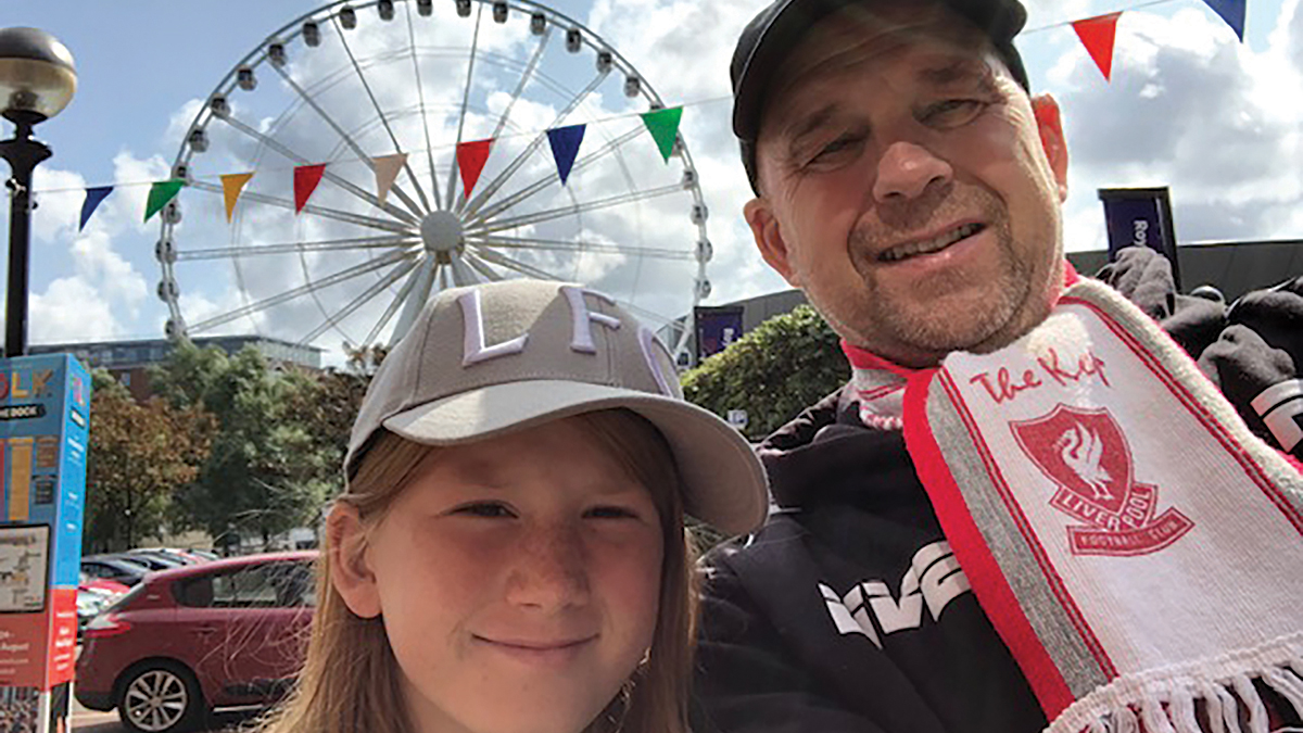 Steffen Eriksen og datteren Tia på Anfield i 2018.