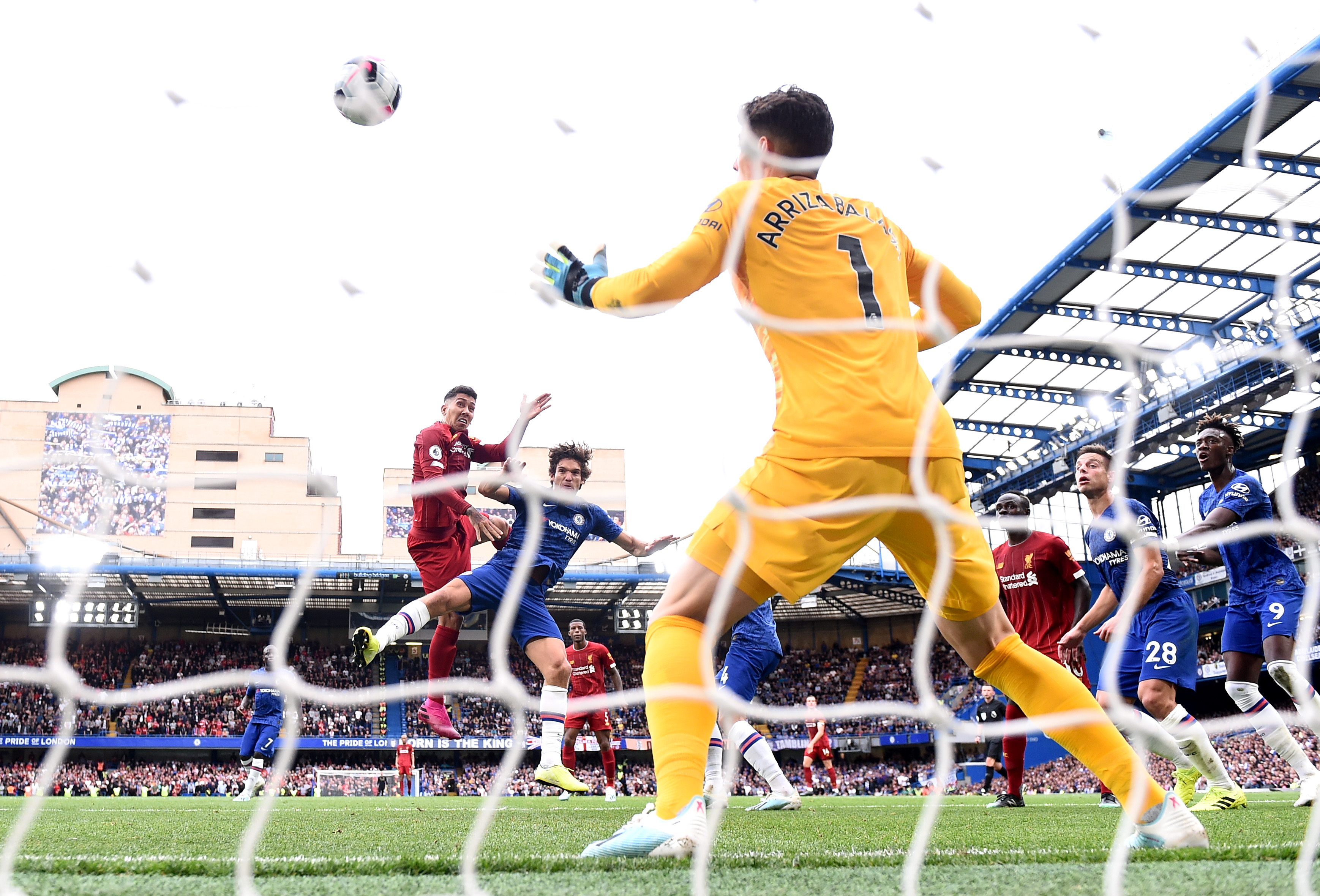 TO MÅL MED HODET: Roberto Firmino scorer med hodet mot Chelsea i september.
