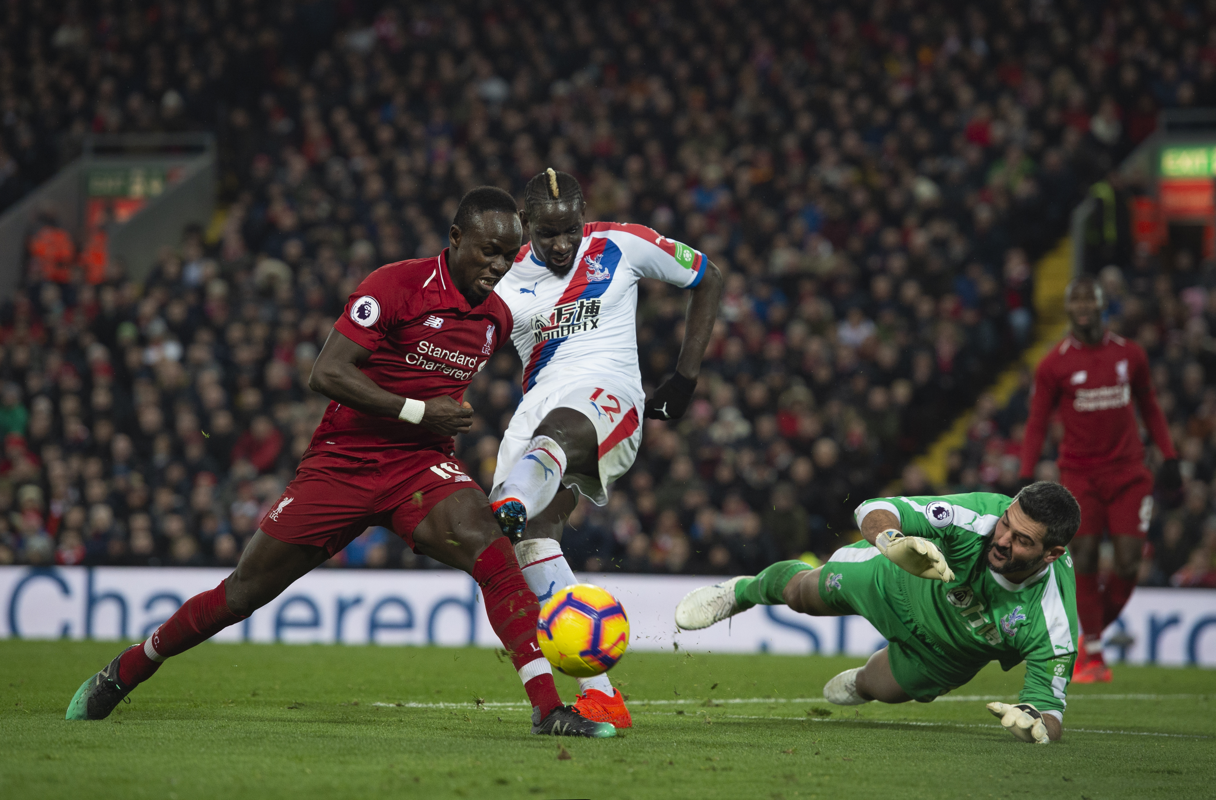 TILBAKE MOT LIVERPOOL: Som Crystal Palace-spiller forsøker Mamadou Sakho å stoppe Sadio Mané.