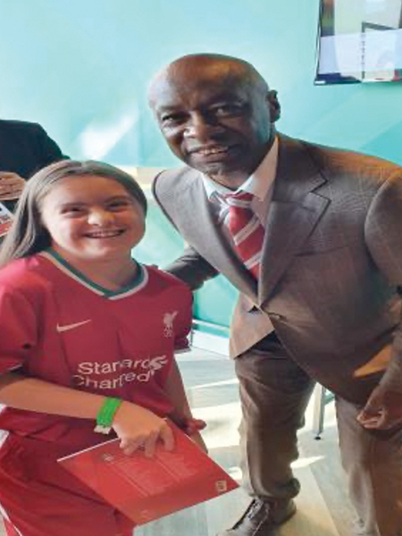 Hallie Harvey i møte med Mark Walters.