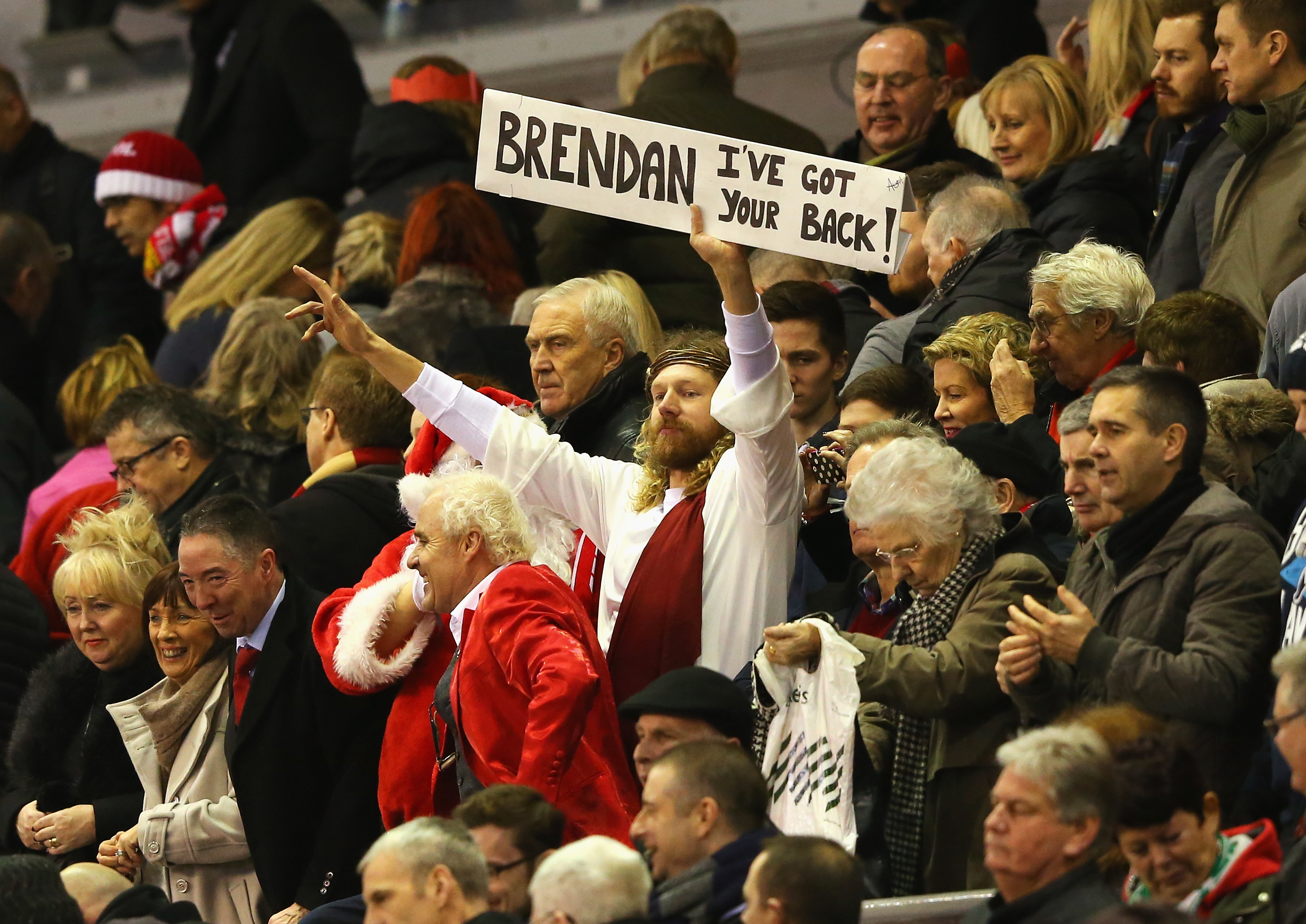 HJELP FRA OVEN: Ikke alle Liverpool-supportere digget han, men alle ønsket at han skulle lykkes.