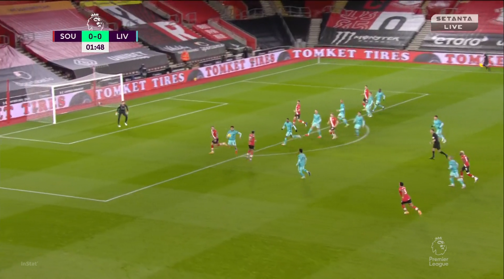 1-0: Trent Alexander-Arnold burde ha kontroll på pasningen, men lar den i stedet falle i beina på Danny Ings, som setter inn vinnermålet mot gamle lagkamerater.