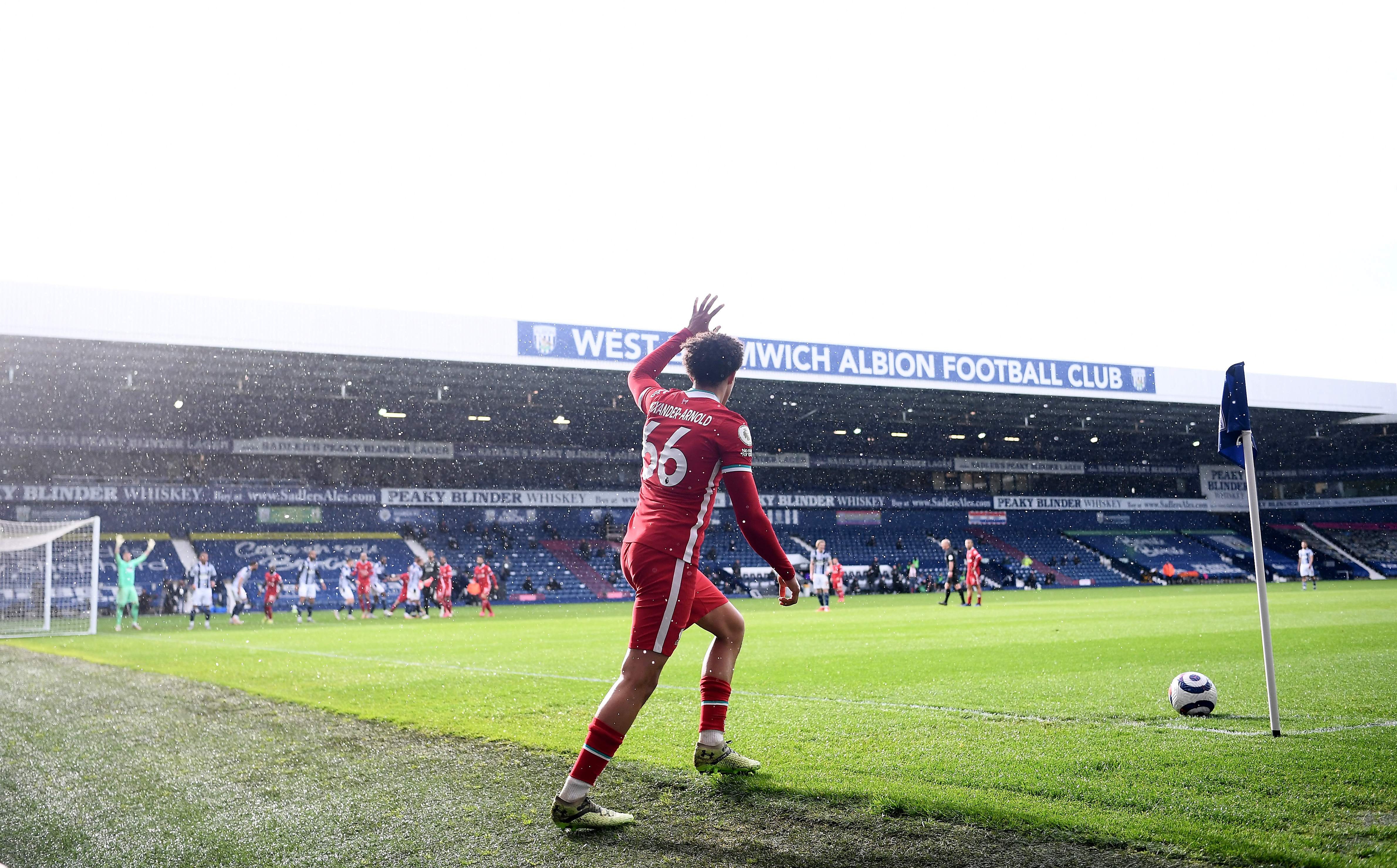 RETT FØR: Trent Alexander-Arnold løfter armen og slår kampens siste hjørnespark.