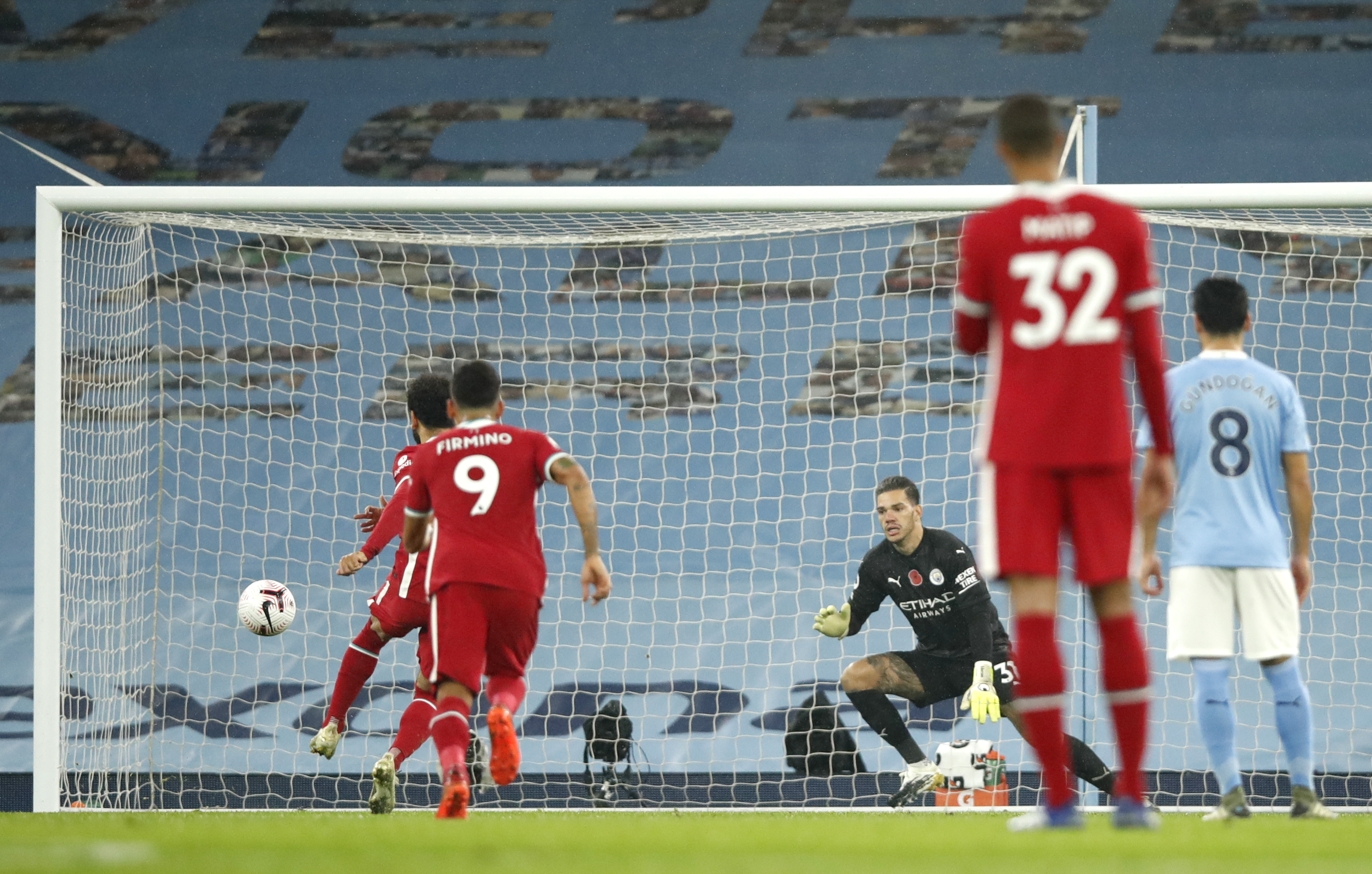 STRAFFEMÅL: Mohamed Salah scoret for straffemerket igjen og sendte Liverpool i ledelsen mot Man City.