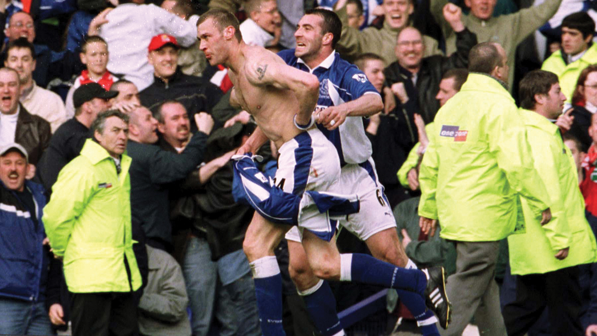 Duncan Ferguson feirer mål mot Liverpool på Goodison i april 2001.