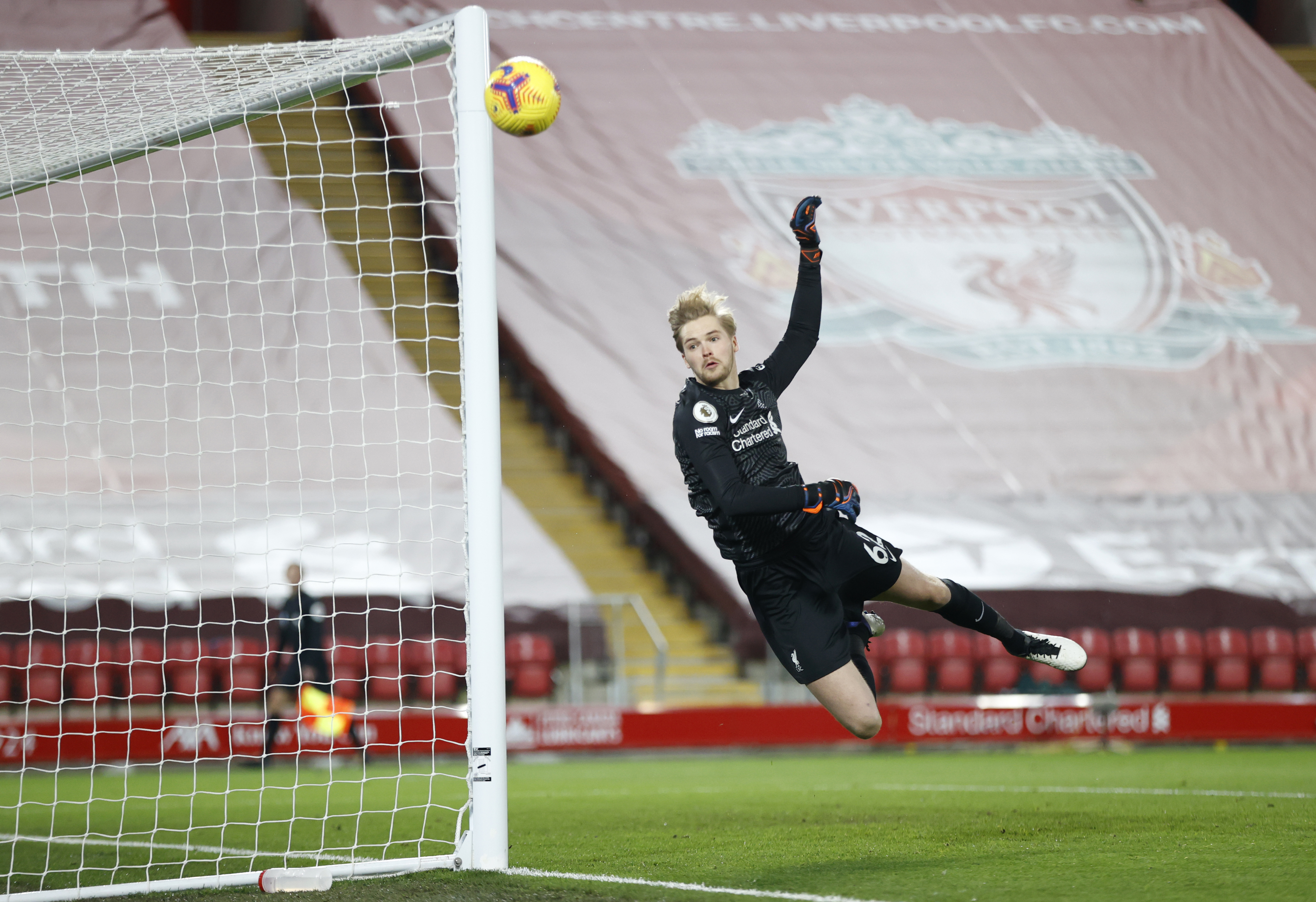 GOD KAMP: Caoimhin Kelleher med en god debut-kamp for Liverpool mot Wolves. Kelleher erstatter skadede Alisson på en glimrende måte.