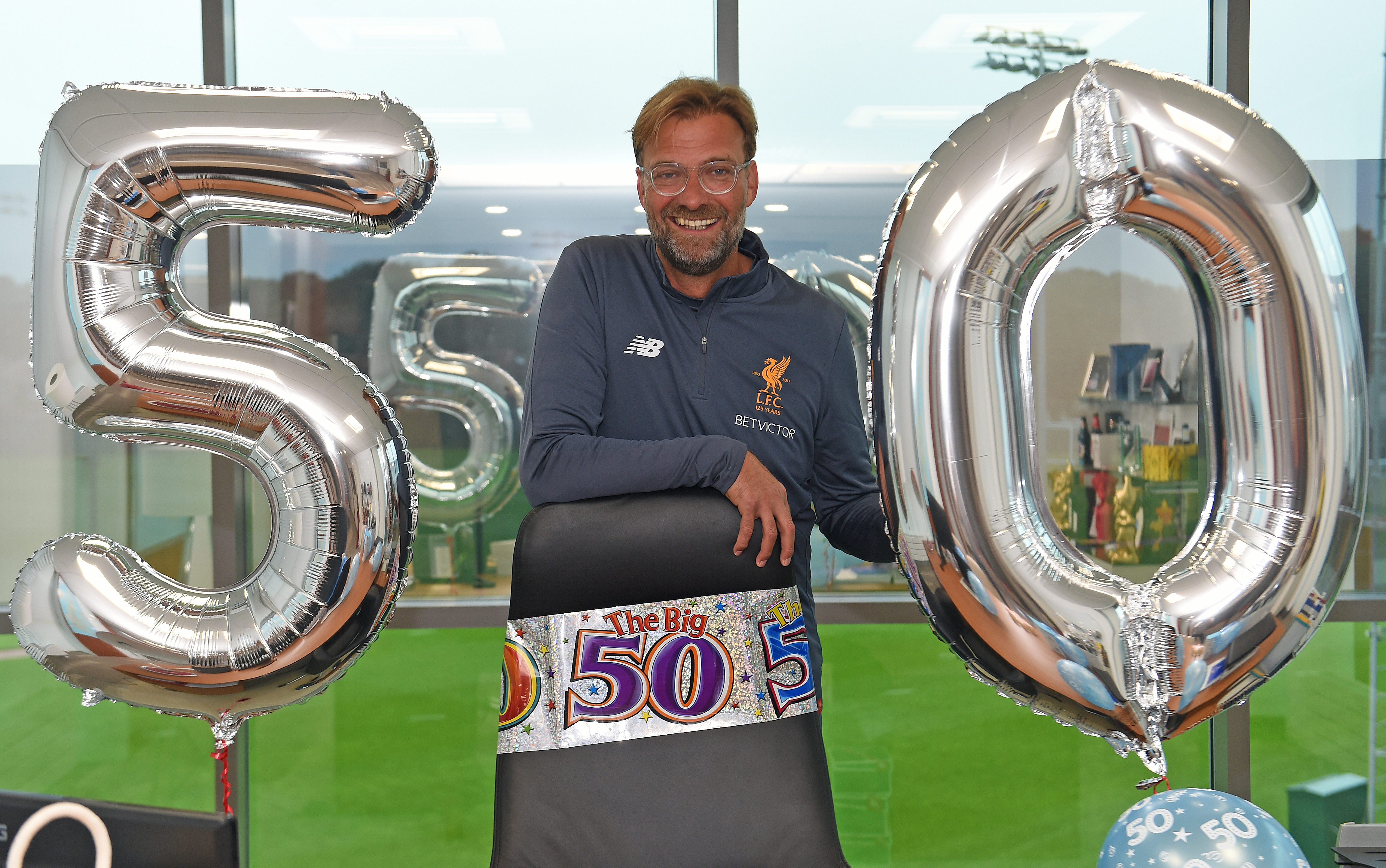 Jürgen Klopp feirer 50 år på Melwood i 2017.